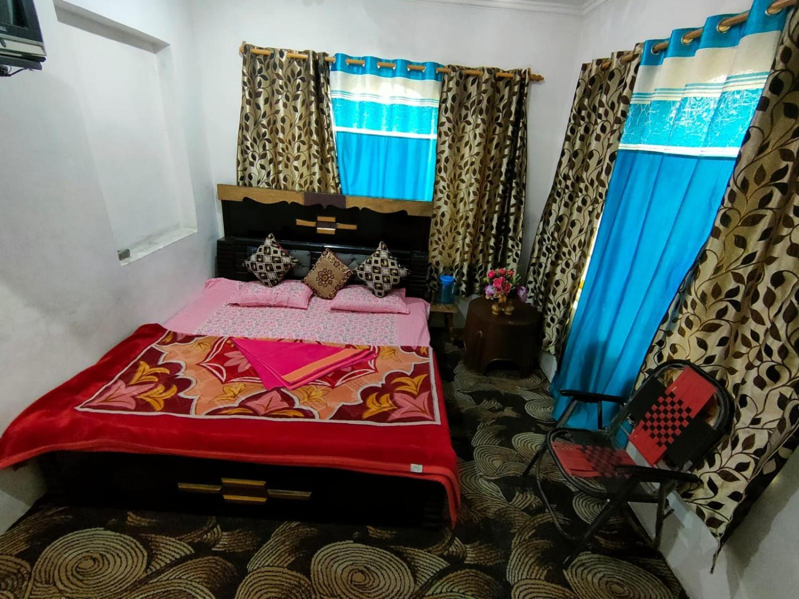 Kashmir Naaz Guest house *
