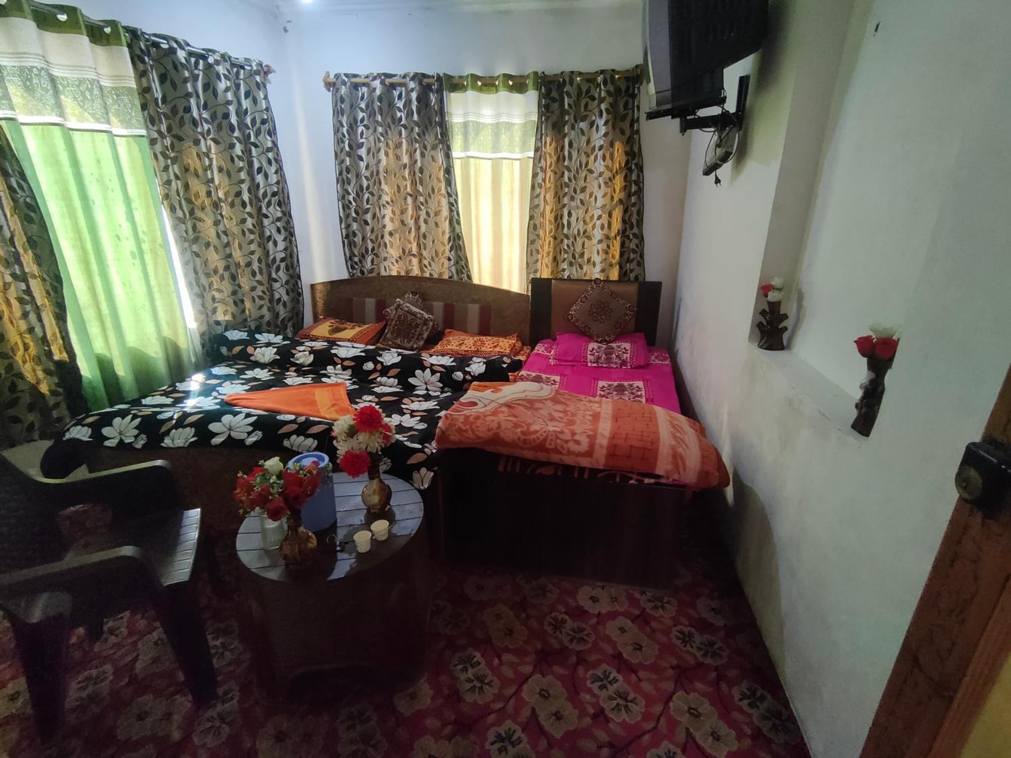 Kashmir Naaz Guest house *