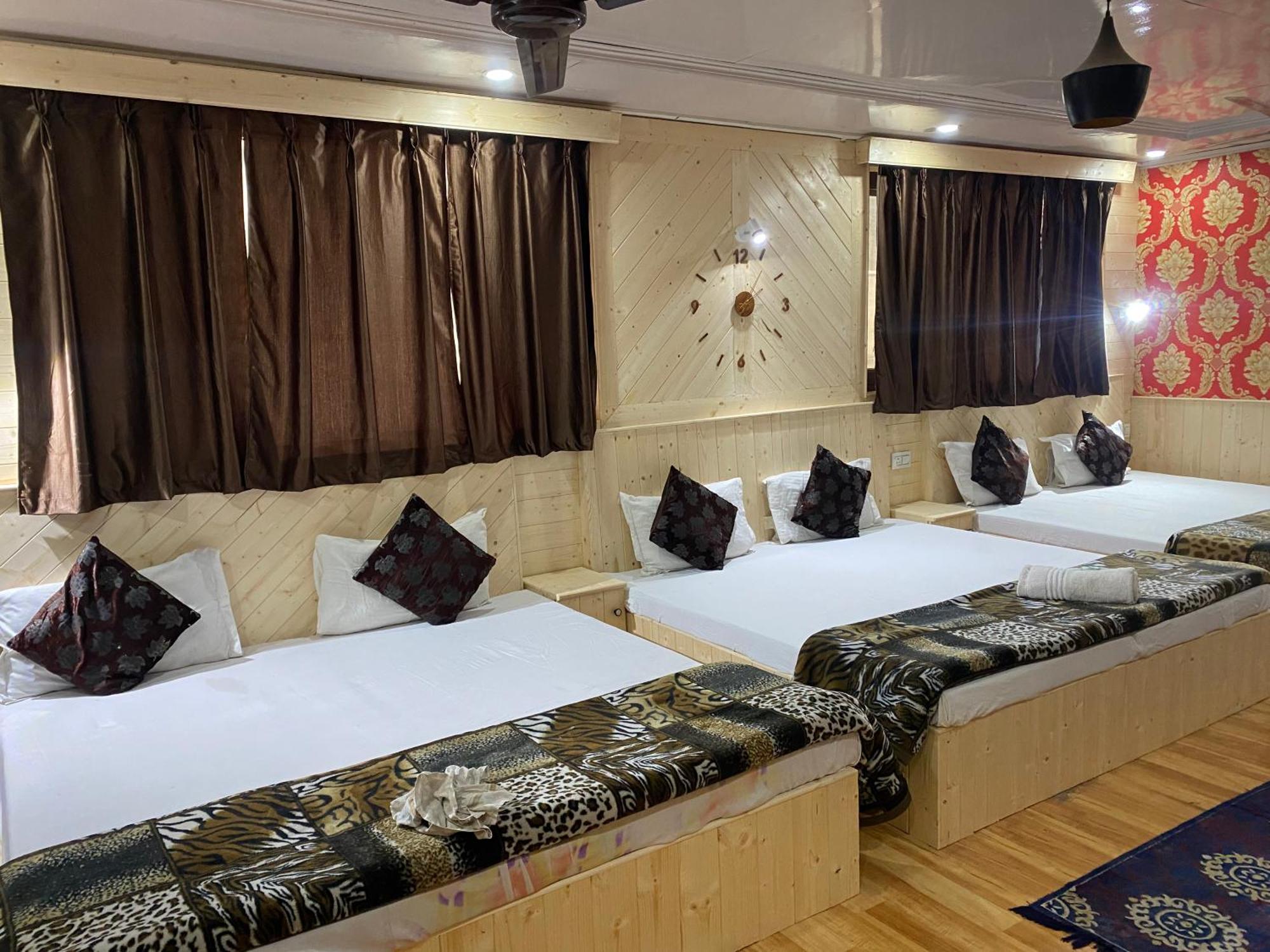 Young Mamta Hotel Srinagar (Jammu and Kashmir)