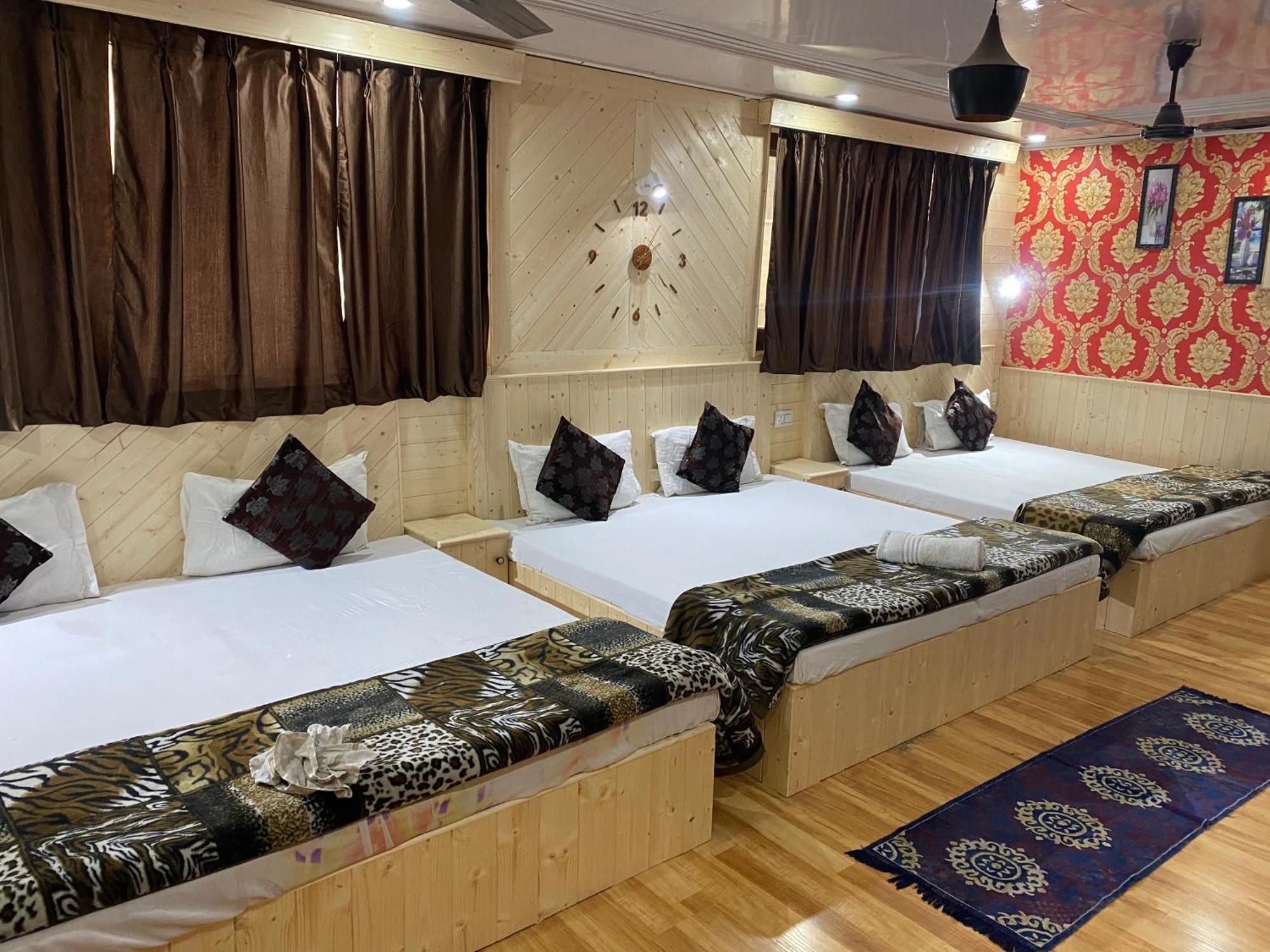 Young Mamta Hotel Srinagar (Jammu and Kashmir)