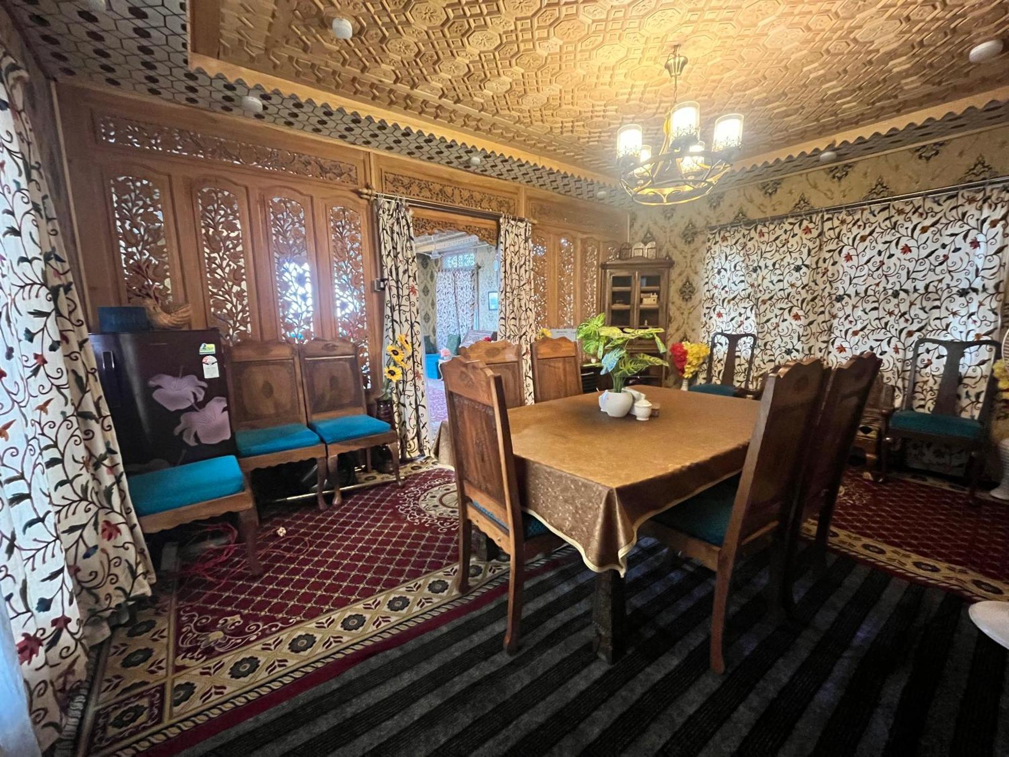 Hotel Infinia Srinagar (Jammu and Kashmir)