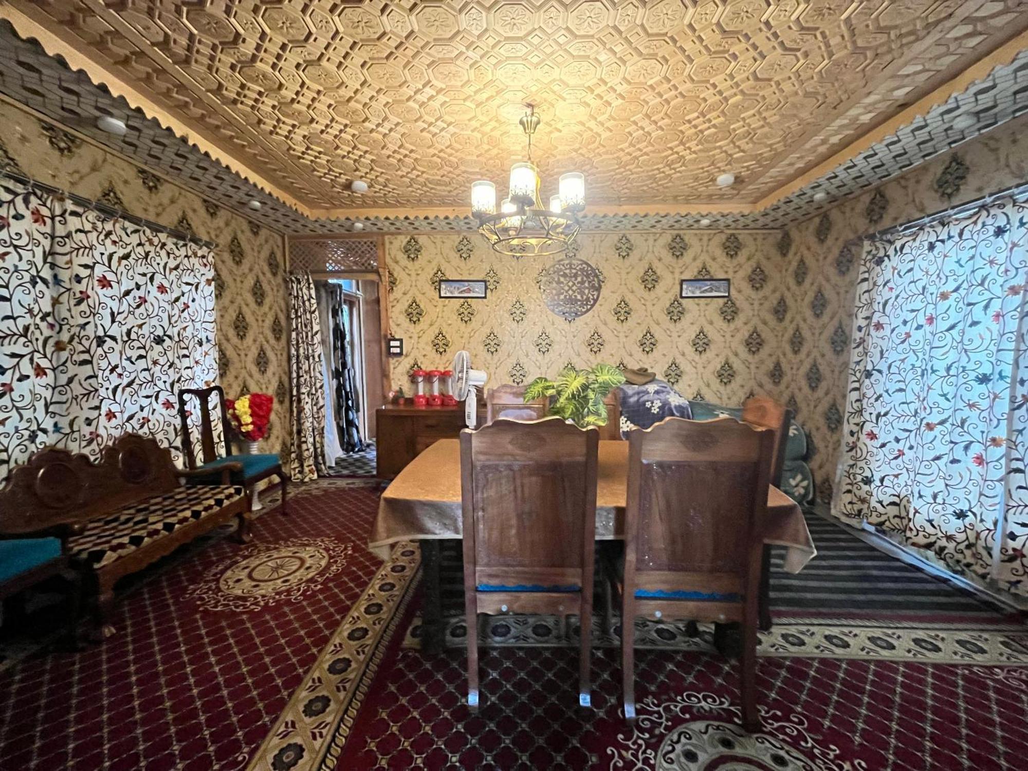 Hotel Infinia Srinagar (Jammu and Kashmir)