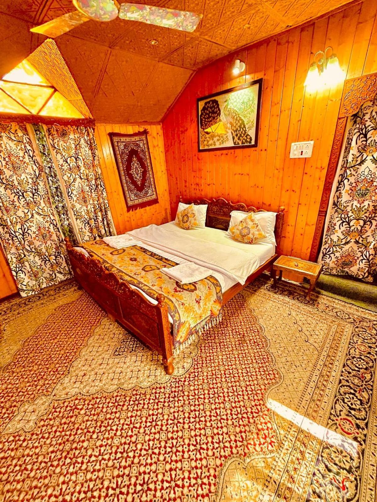 Royal Hareem Group Of Houseboats Hotel 5*