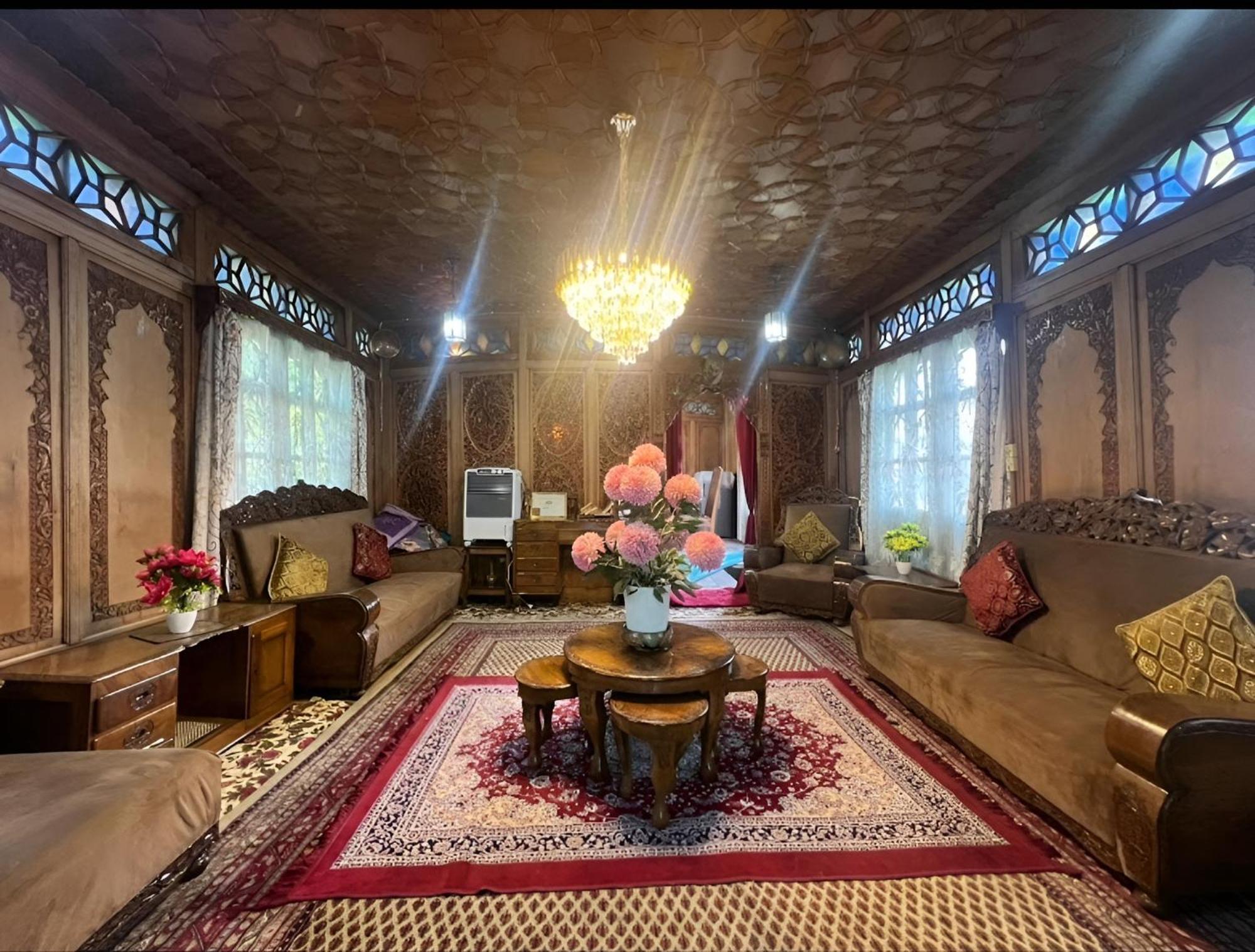 Royal Hareem Group Of Houseboats Hotel