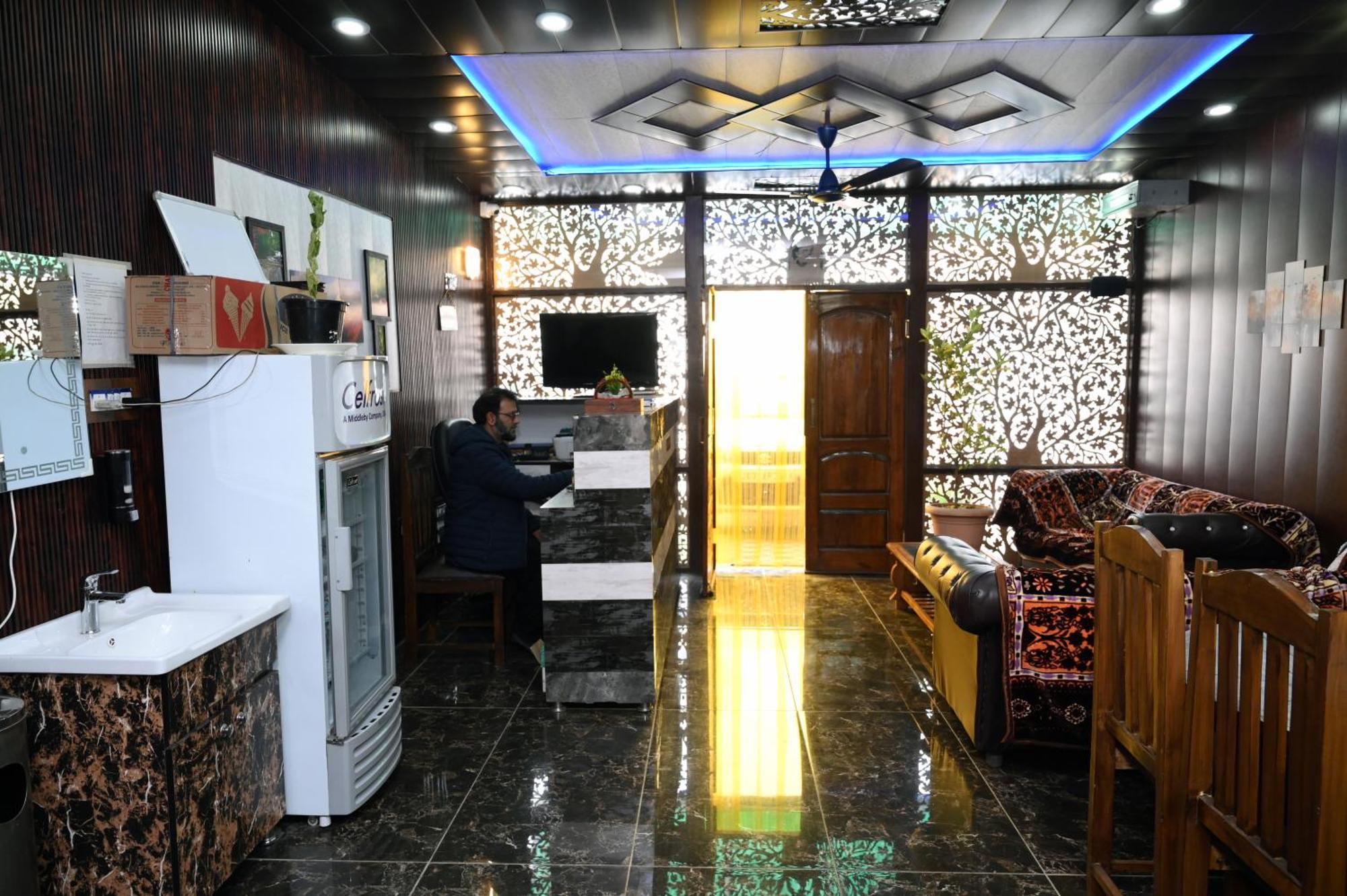 Hotel Mid Valley Residency Srinagar (Jammu and Kashmir)