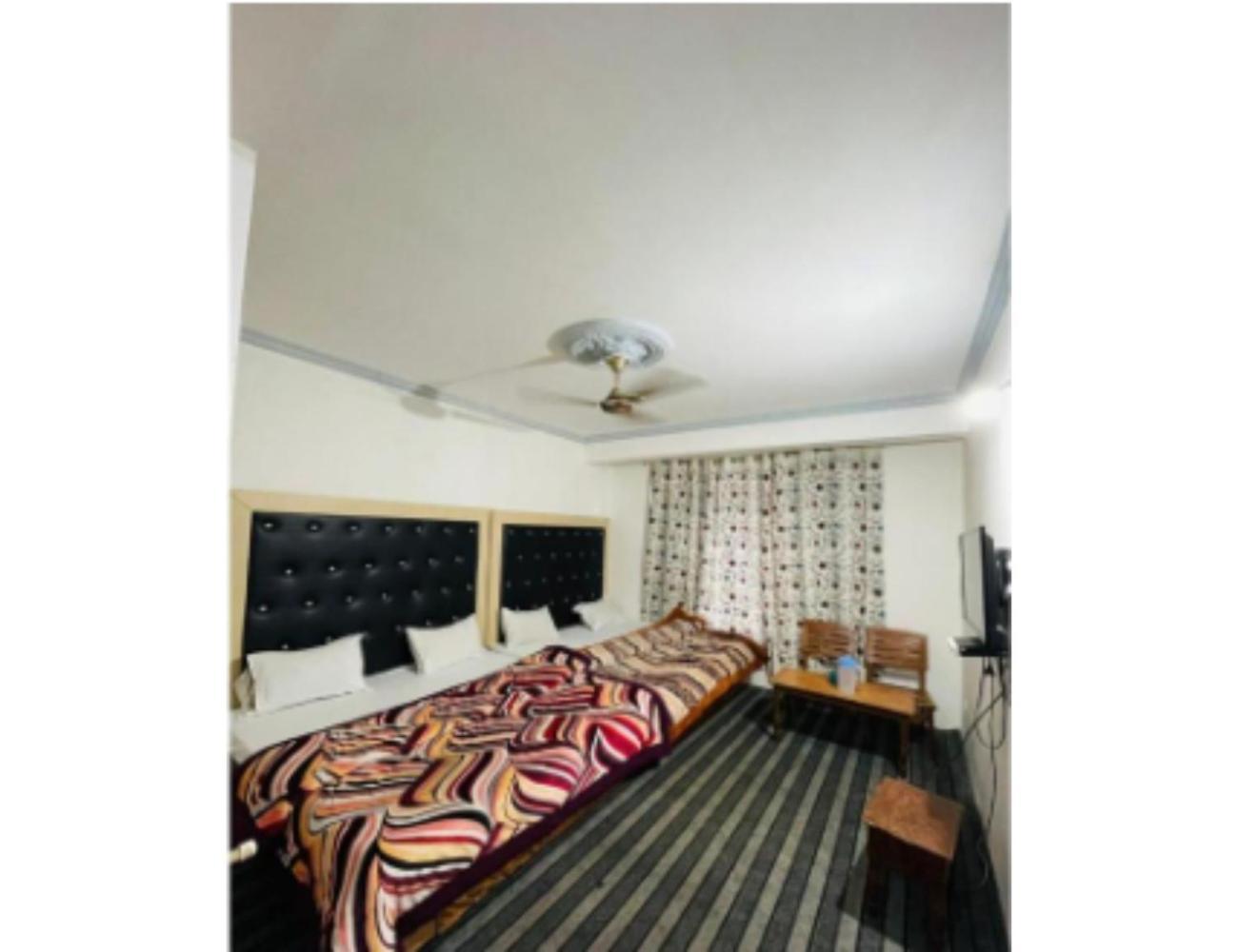 Hotel Muneer Ishfan, Srinagar, Near Dal Srinagar (Jammu and Kashmir)