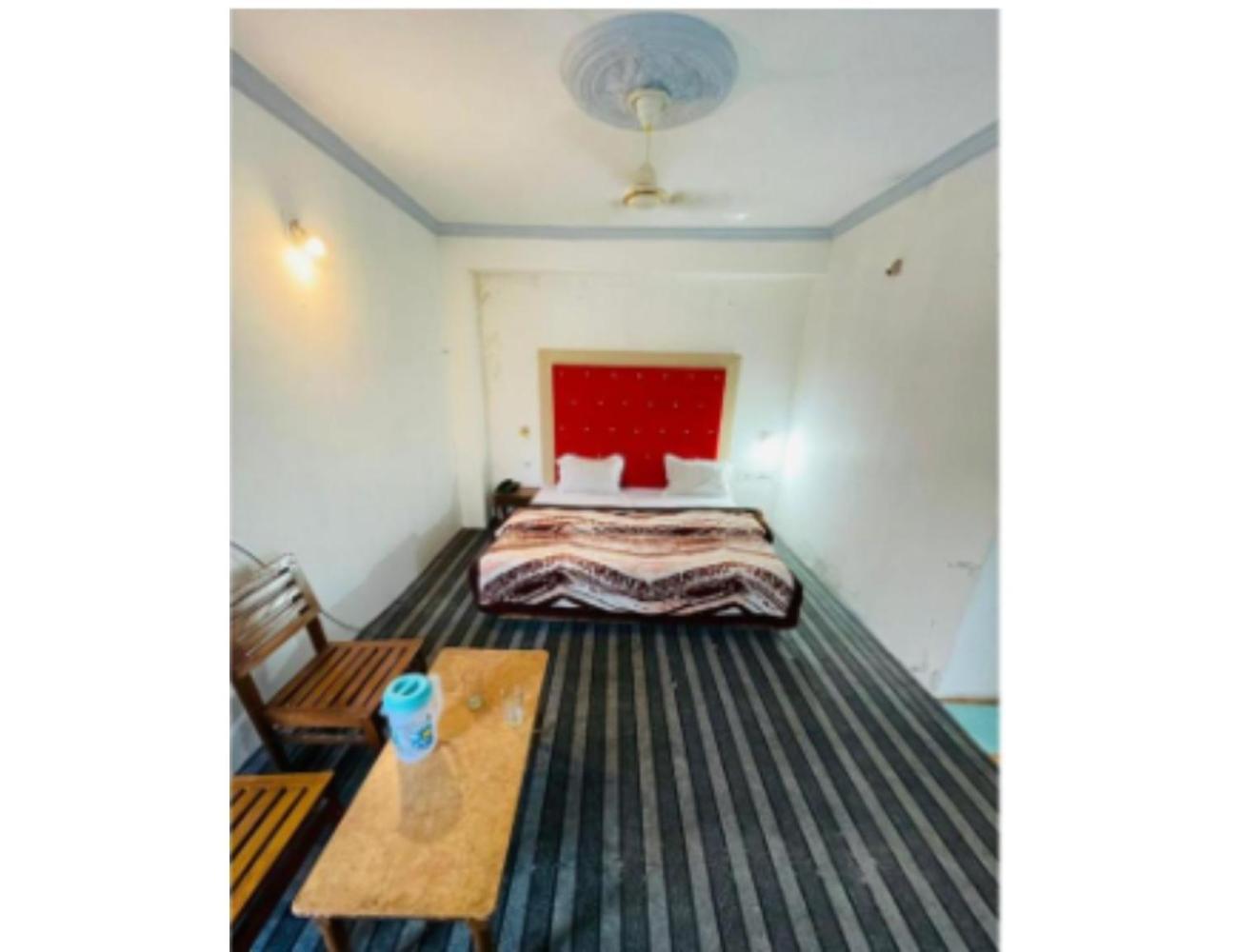 Muneer Ishfan, Srinagar, Near Dal 4*