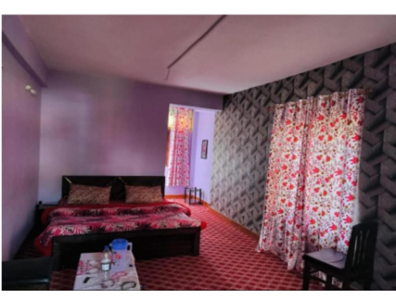 Hotel Muneer Ishfan, Srinagar, Near Dal 4*