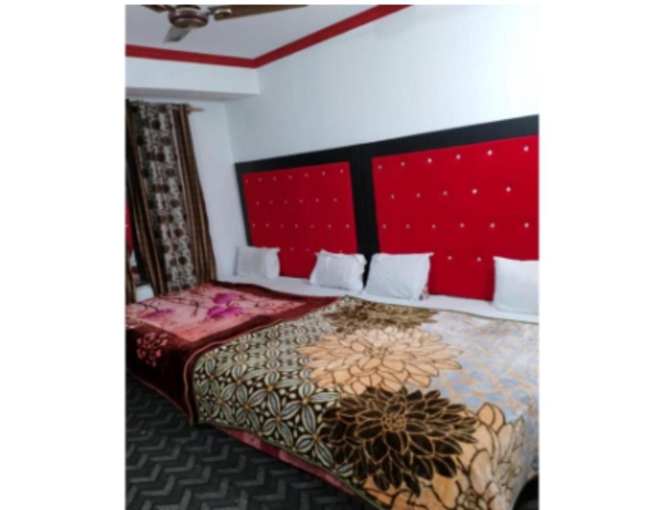Muneer Ishfan, Srinagar, Near Dal Hotel 4*