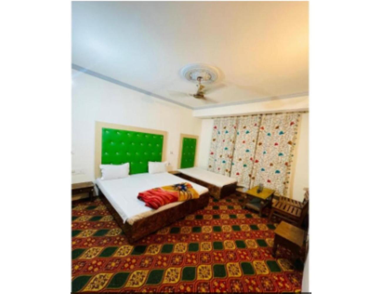Muneer Ishfan, Srinagar, Near Dal