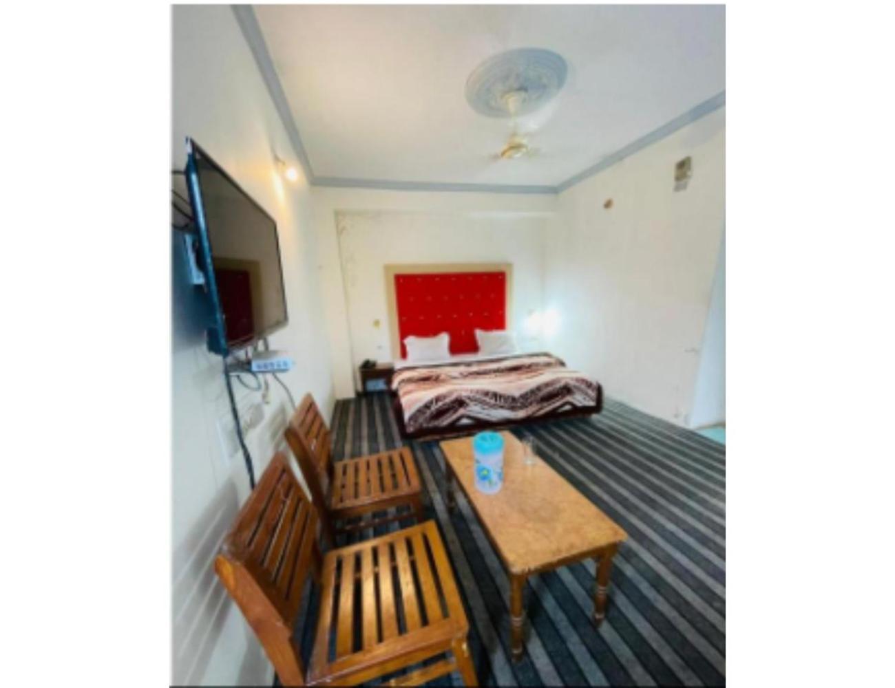 Muneer Ishfan, Srinagar, Near Dal Hotel 4*