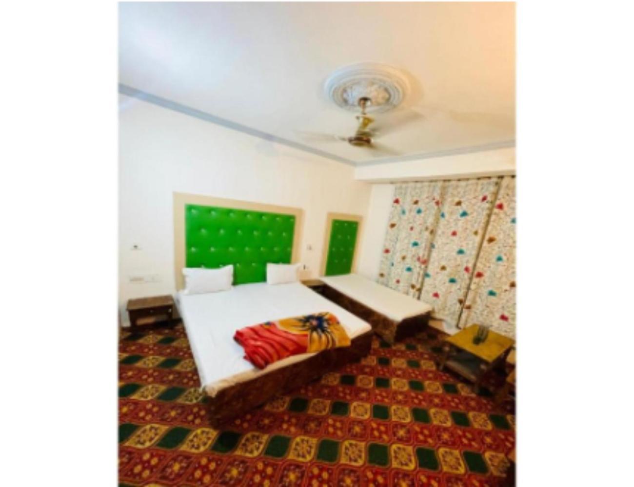 Muneer Ishfan, Srinagar, Near Dal Hotel 4*