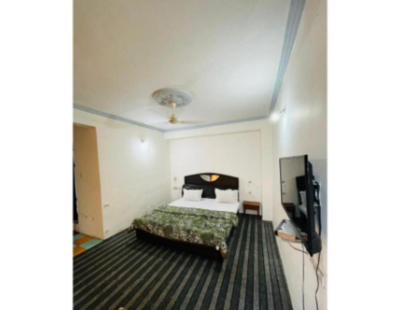 Muneer Ishfan, Srinagar, Near Dal 4*
