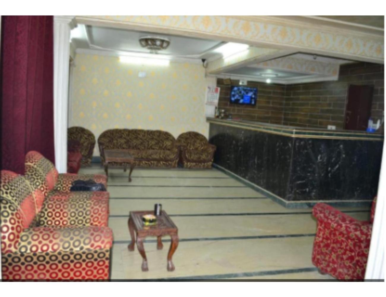 Muneer Ishfan, Srinagar, Near Dal
