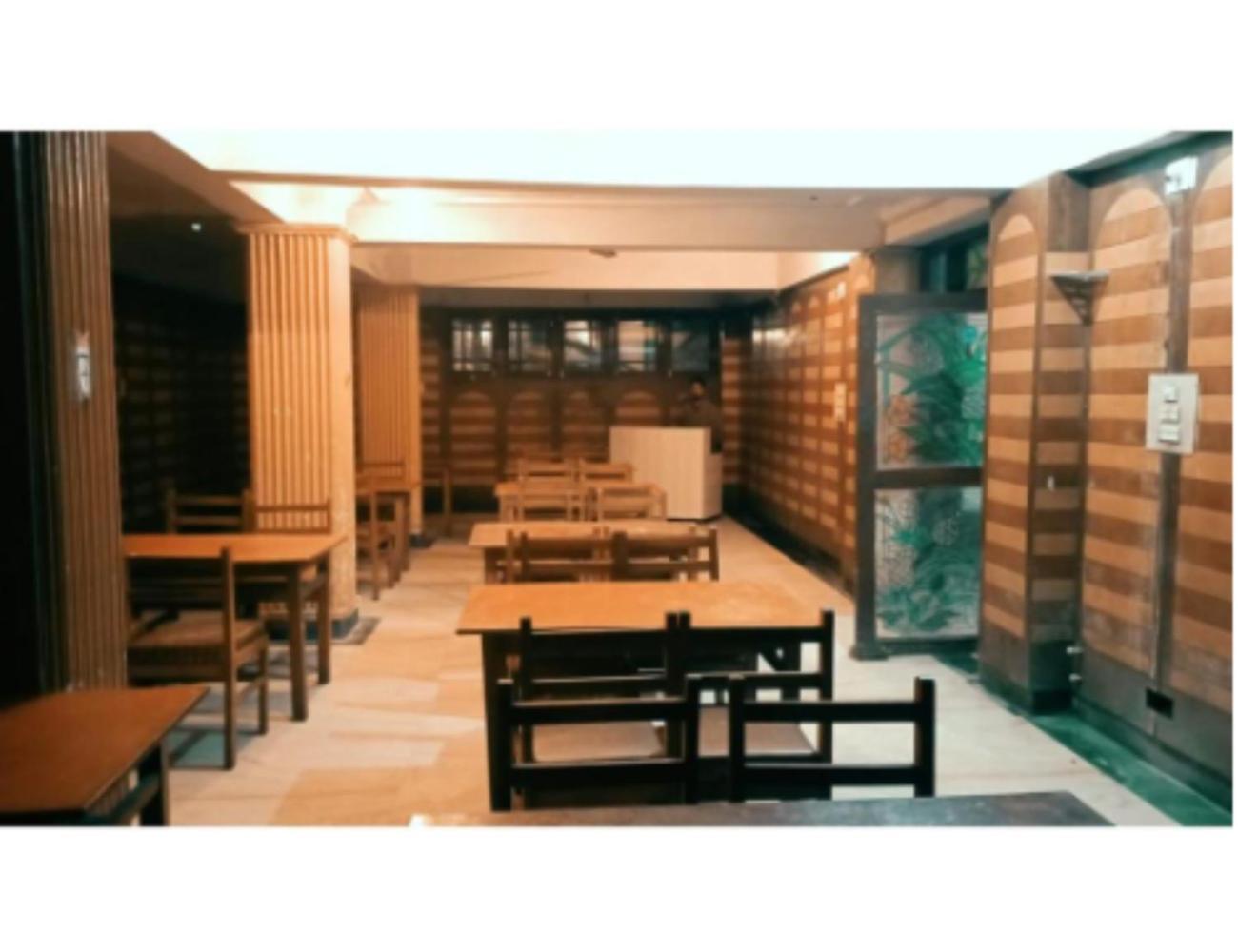 Hotel Muneer Ishfan, Srinagar, Near Dal 4*