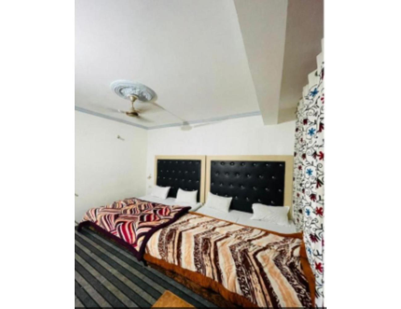 Muneer Ishfan, Srinagar, Near Dal Hotel Srinagar (Jammu and Kashmir)