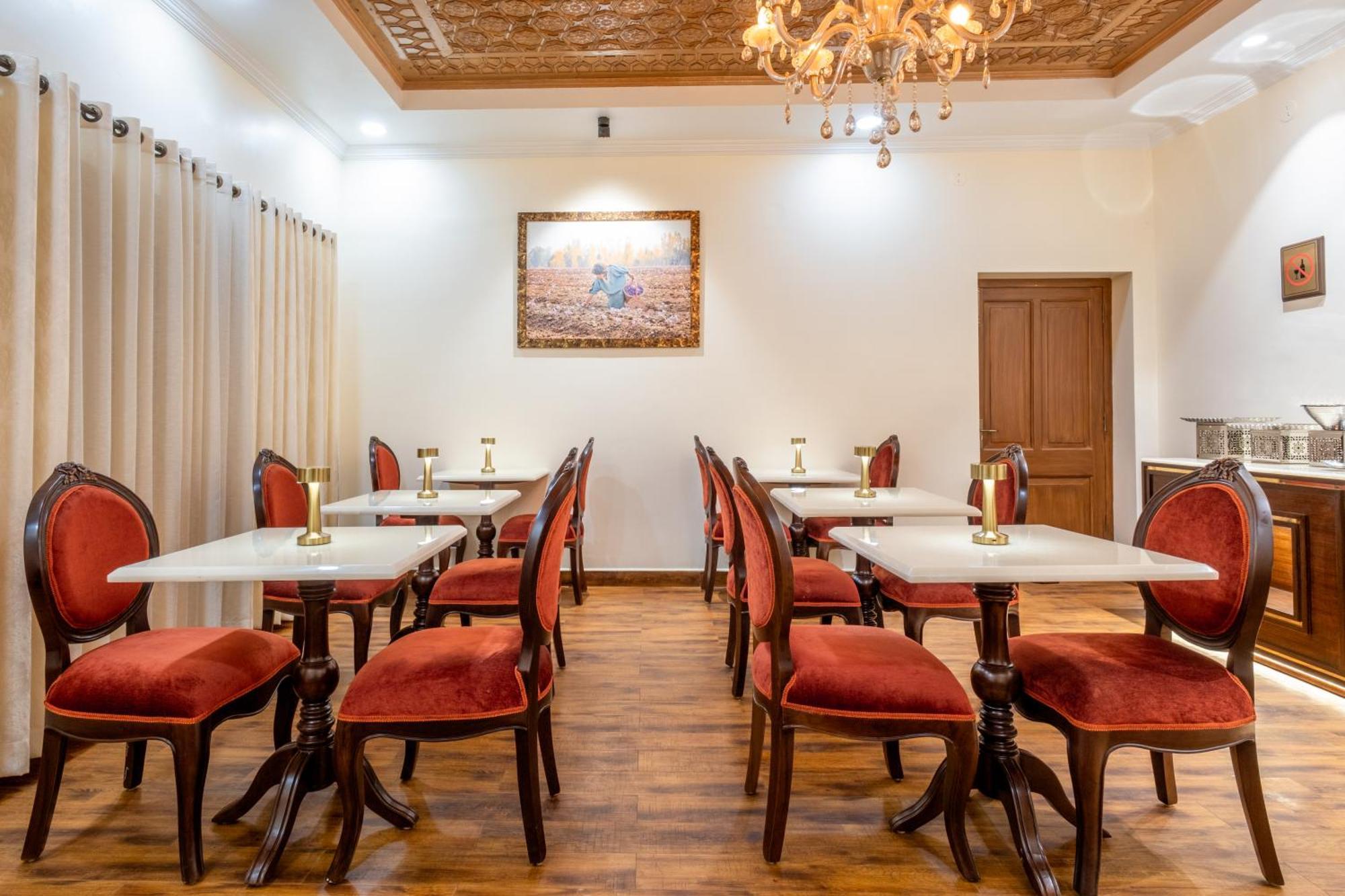Moghal Mahal Rajbagh 4*