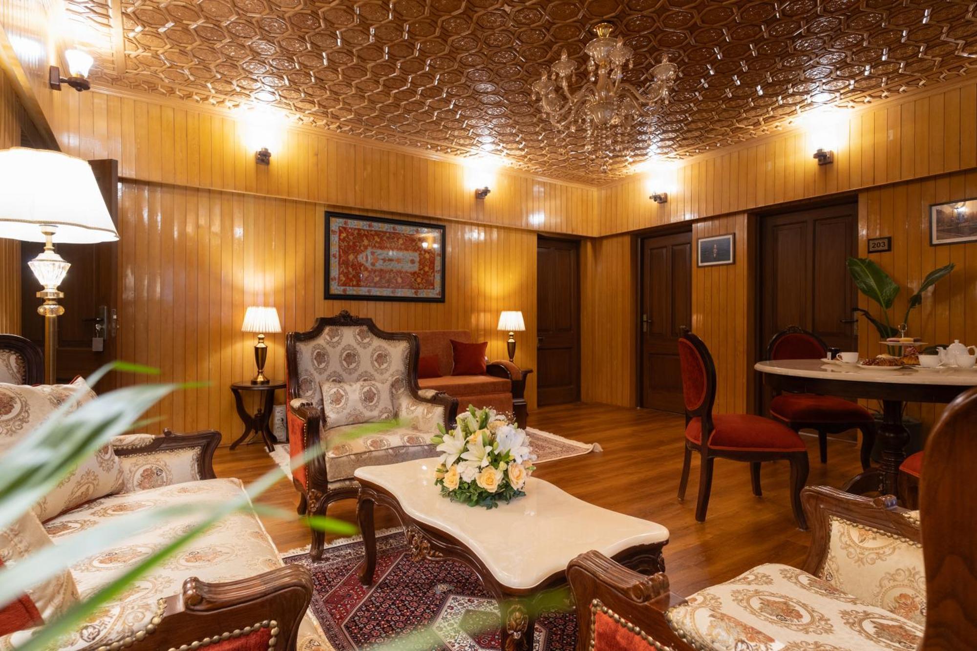 Hotel Moghal Mahal Rajbagh Srinagar (Jammu and Kashmir)