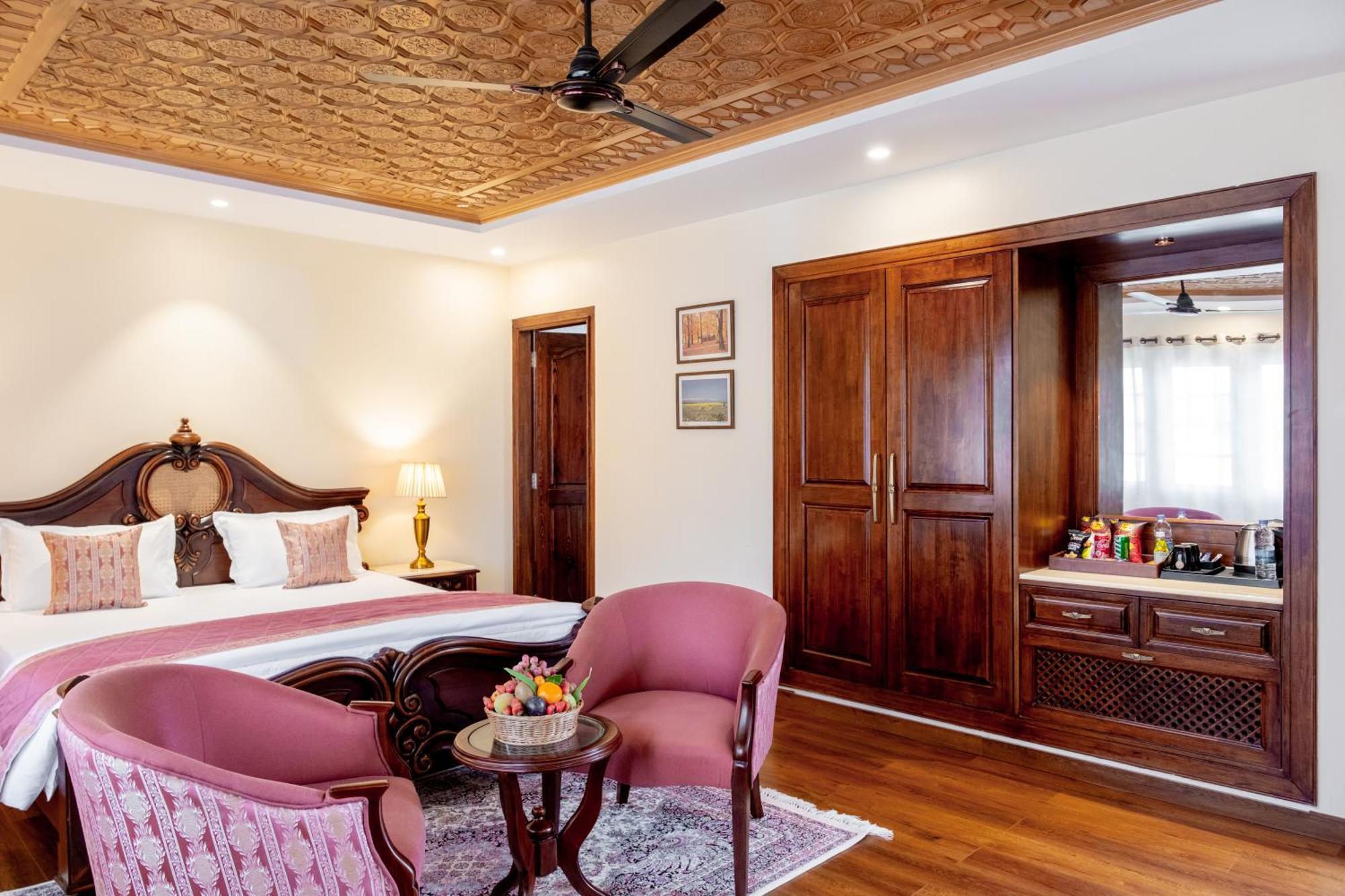 Moghal Mahal Rajbagh Hotel