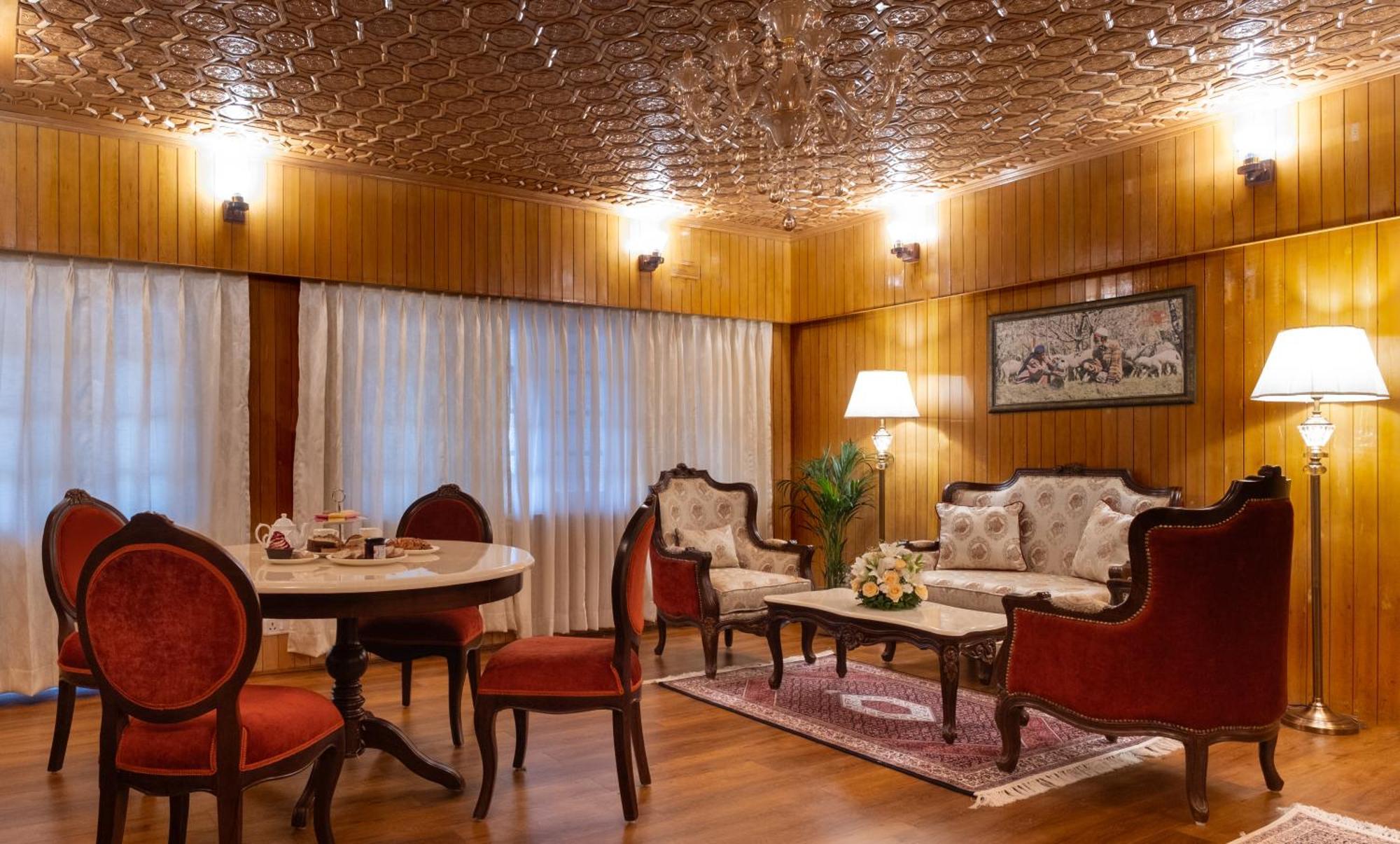 Hotel Moghal Mahal Rajbagh Srinagar (Jammu and Kashmir)