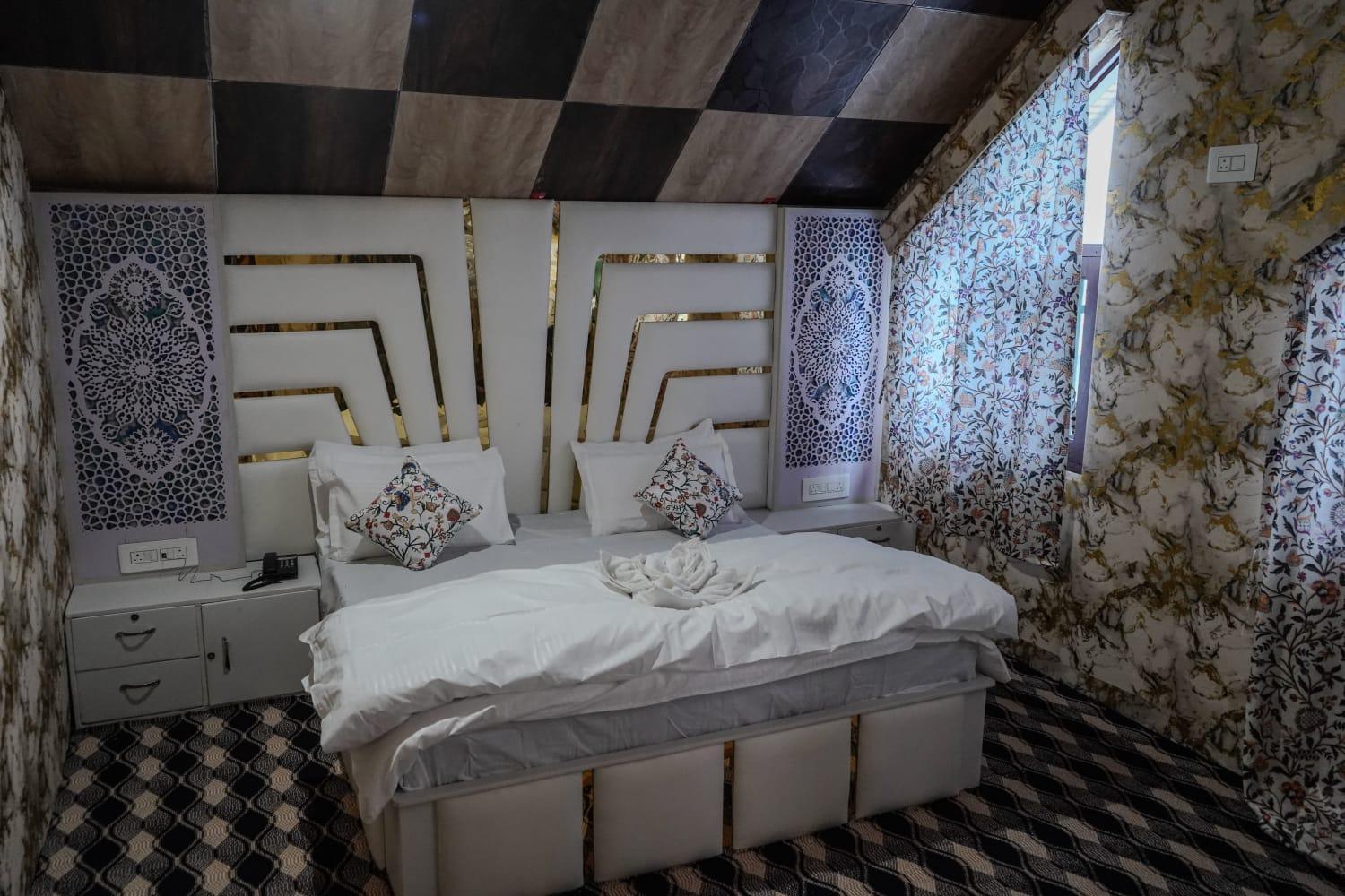 Hotel 11 Srinagar (Jammu and Kashmir)