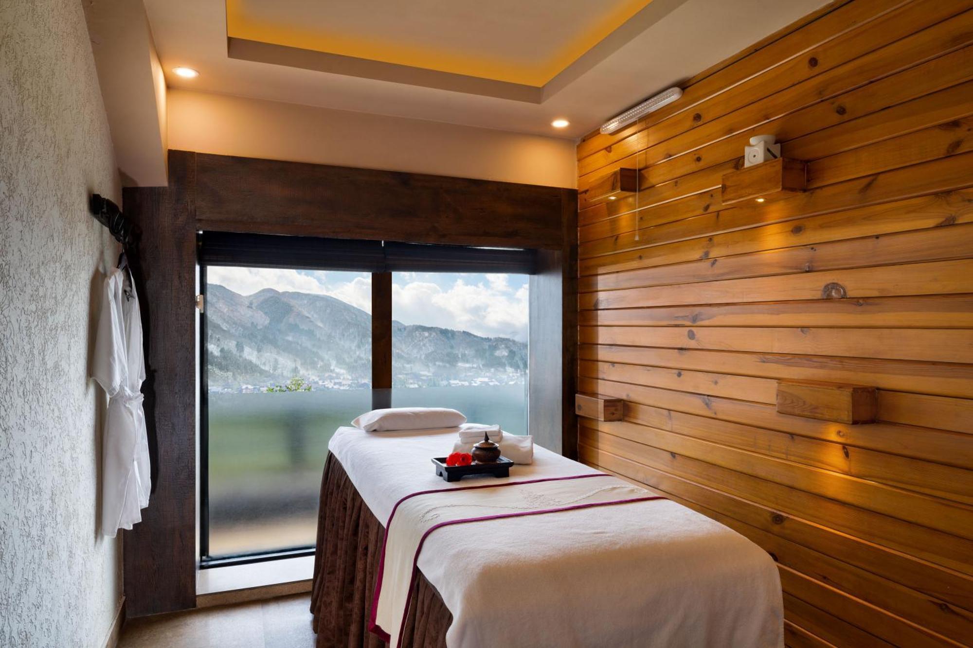 Taj Dal View 5*