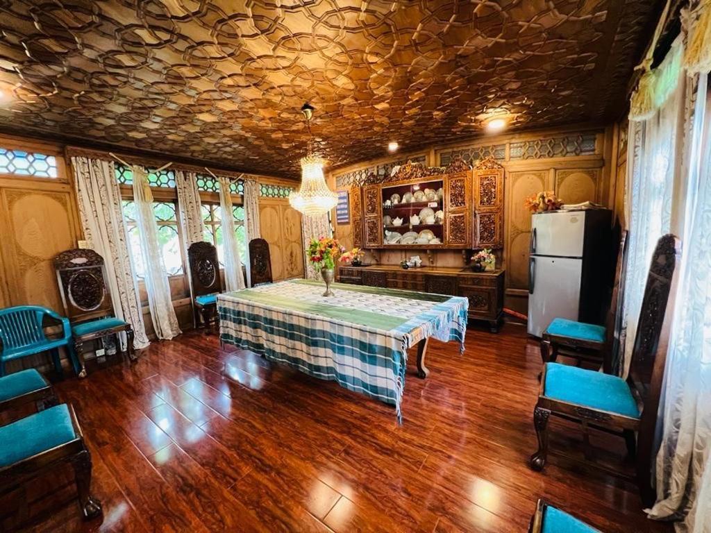 Hotel Hayat Group Of Houseboats Srinagar (Jammu and Kashmir)