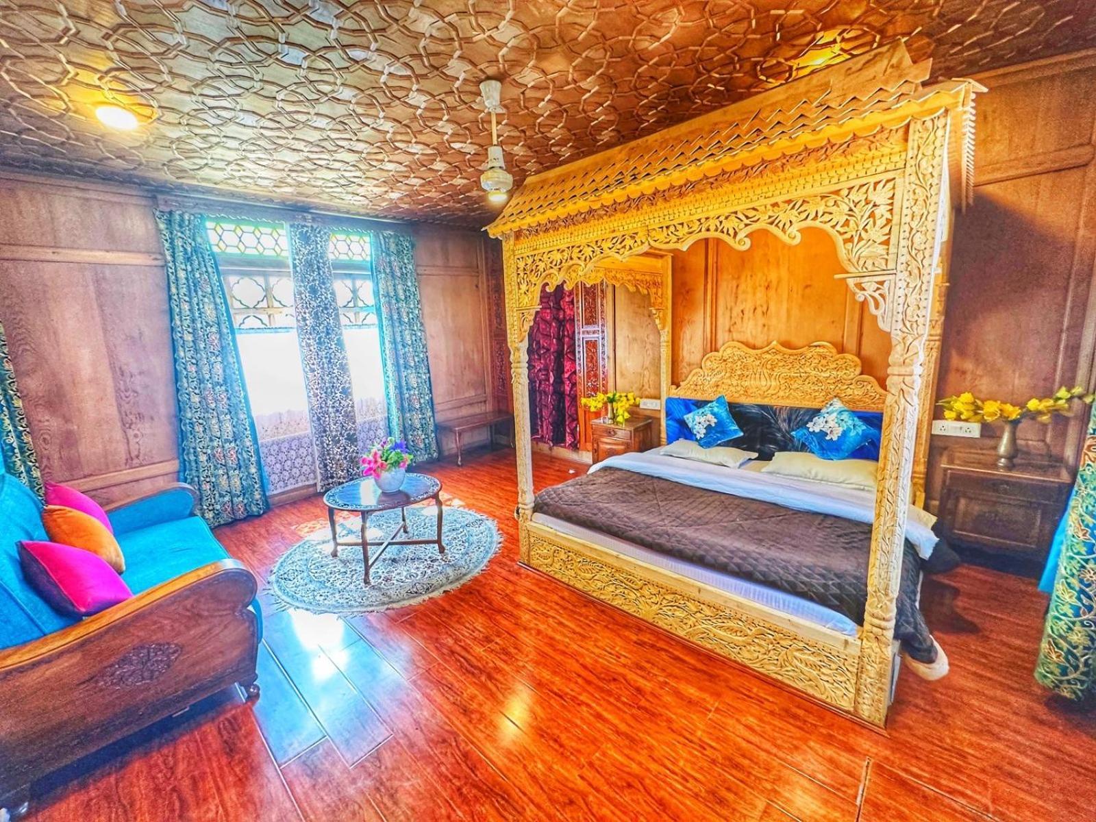 Hayat Group Of Houseboats Hotel