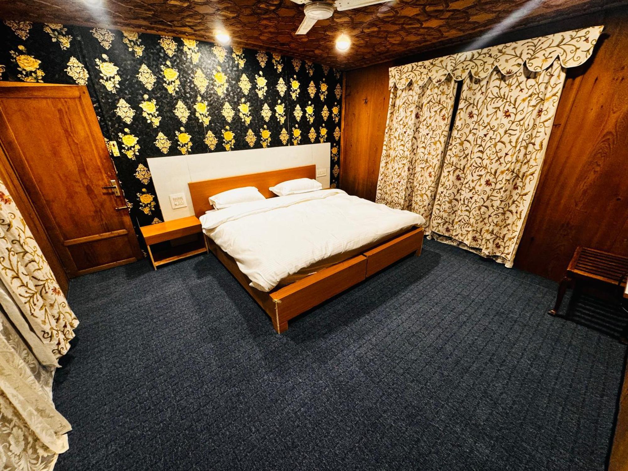 Hotel Hayat Group Of Houseboats