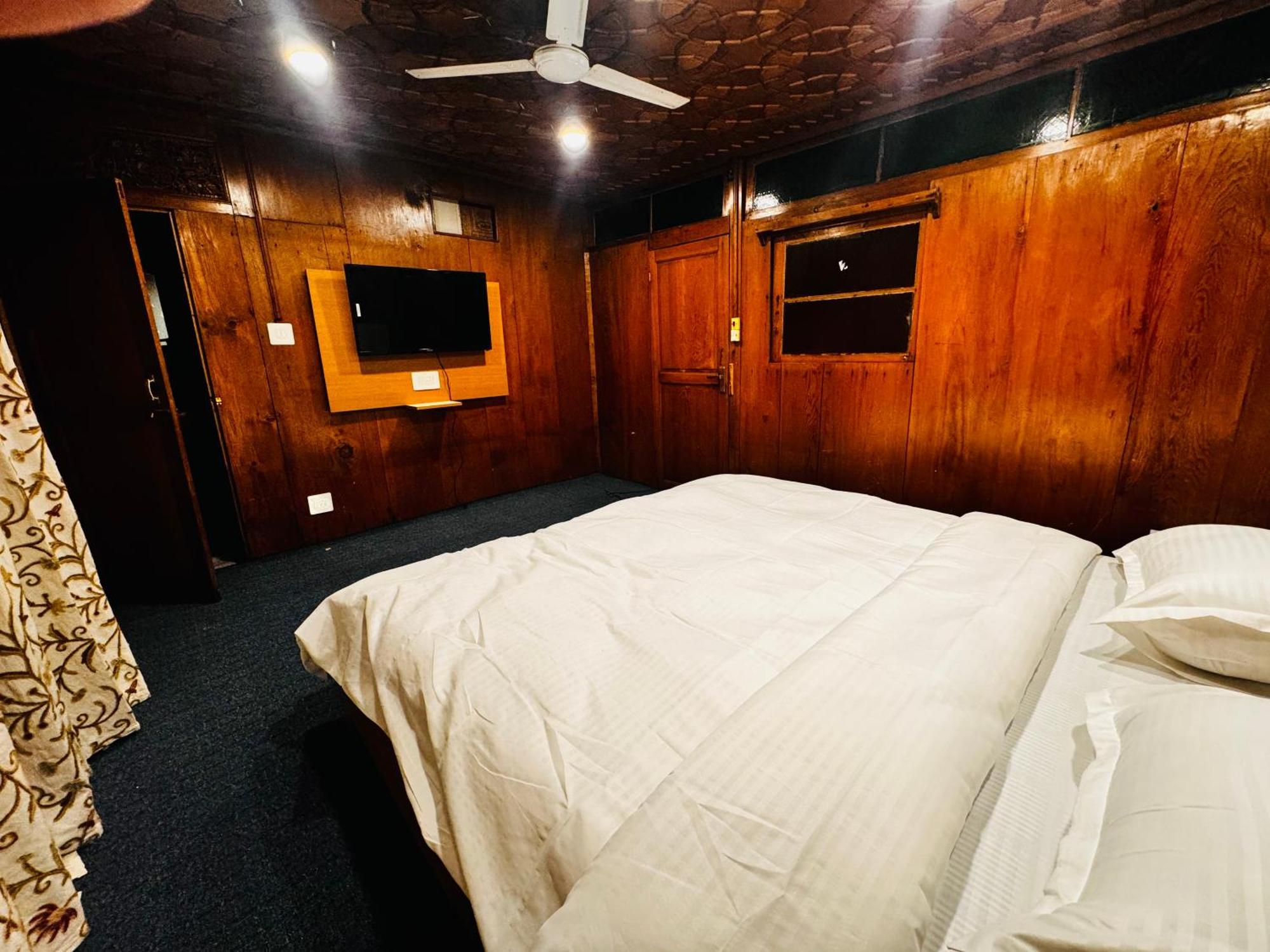 Hayat Group Of Houseboats 4*