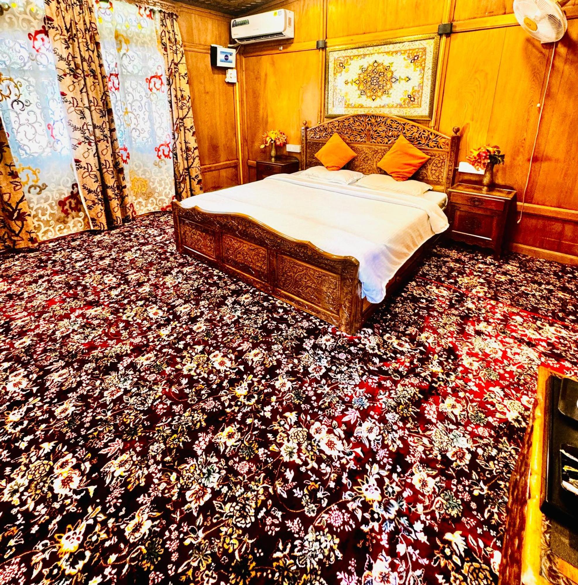 Hayat Group Of Houseboats Hotel 4*