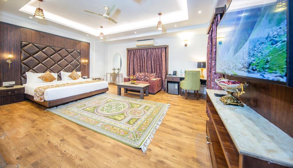 Solar Residency, 4*