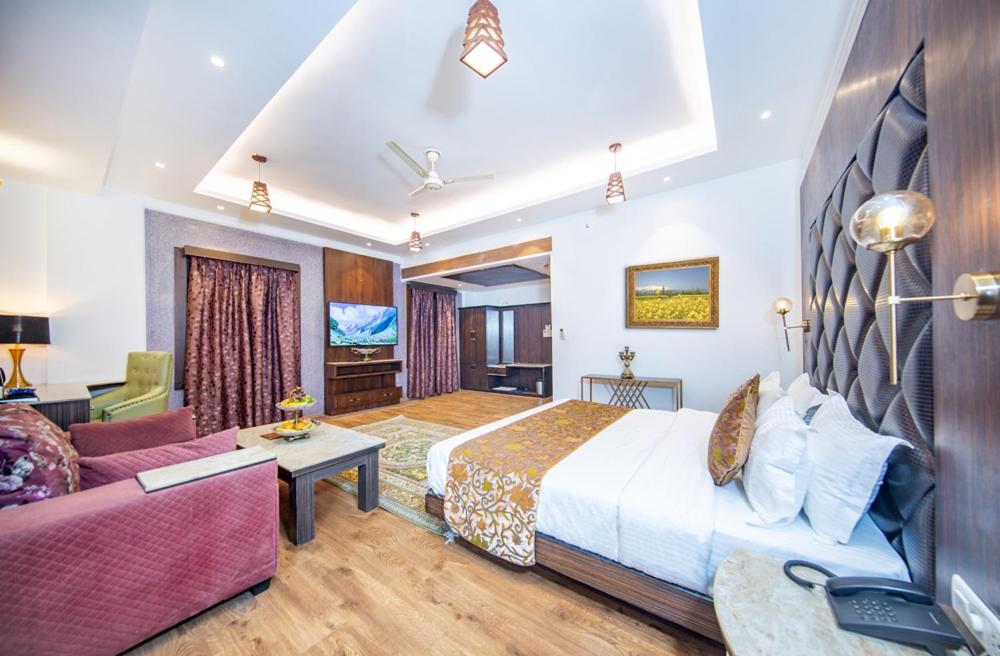 Solar Residency, Hotel
