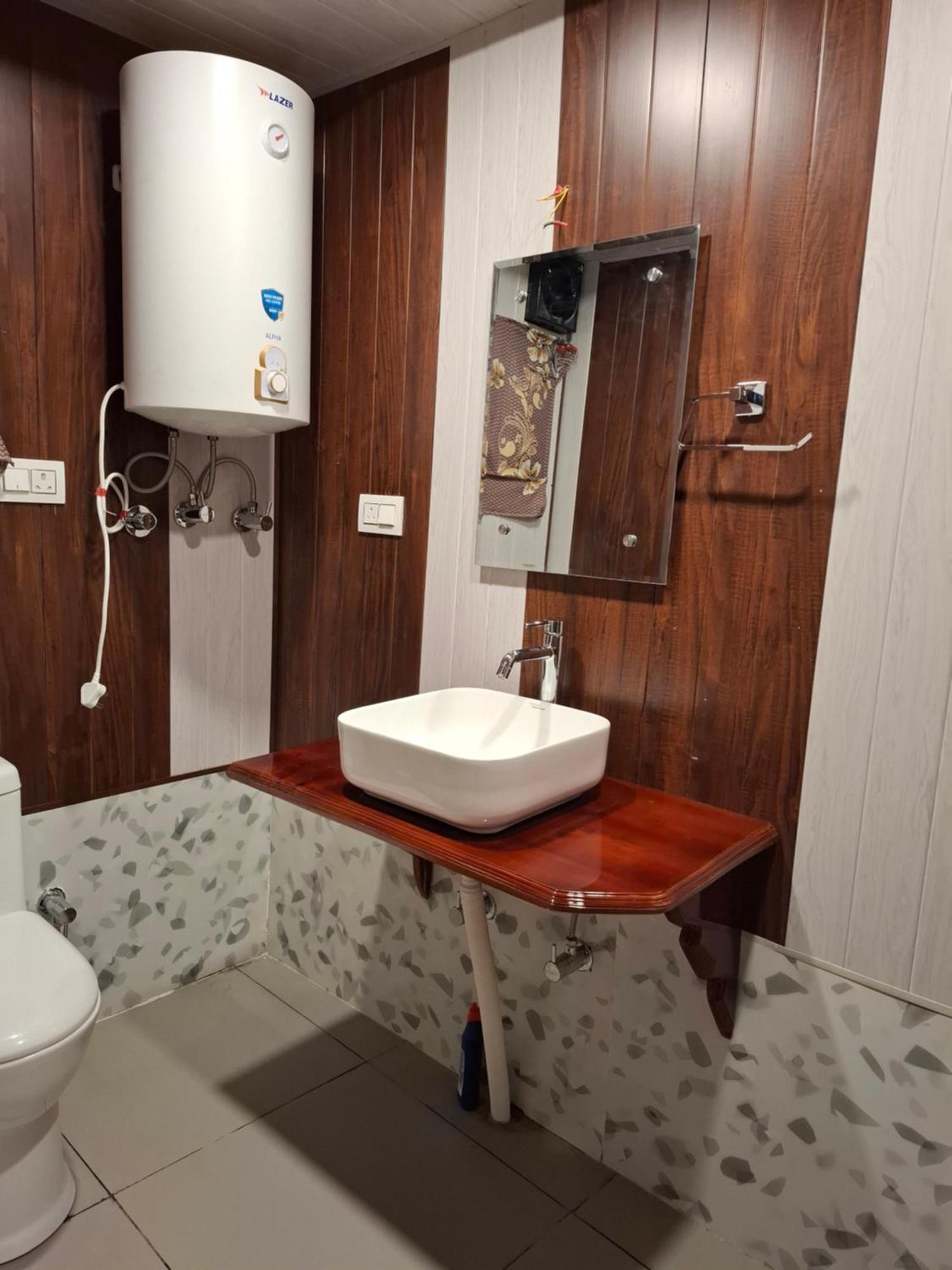 Swift Houseboats Hotel 5*