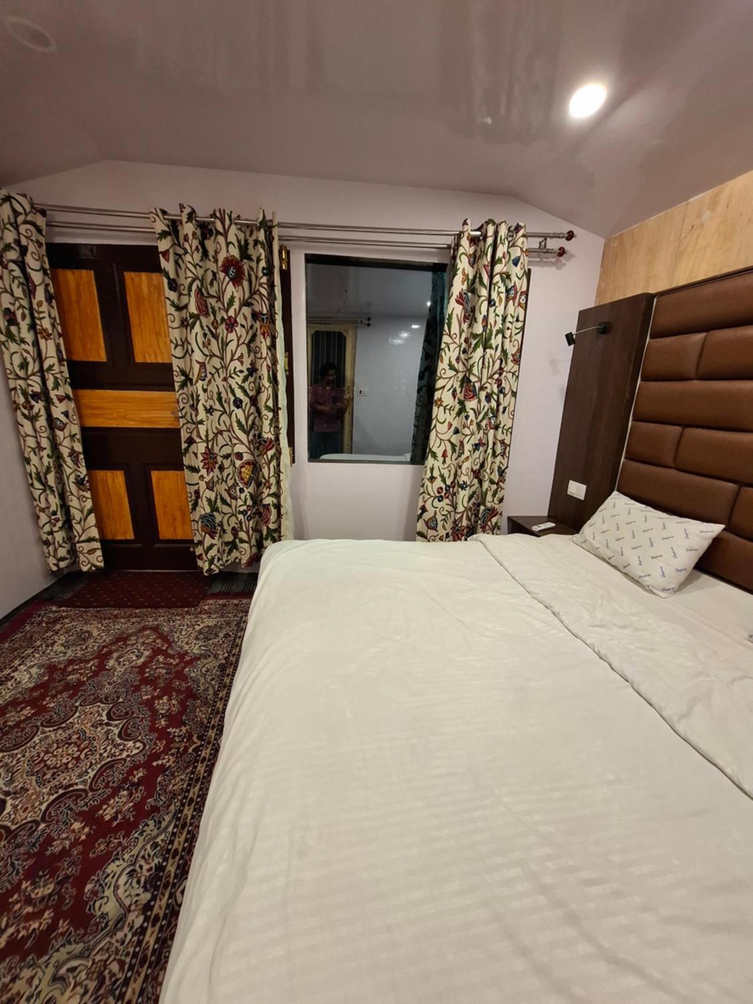 Swift Houseboats Hotel Srinagar (Jammu and Kashmir)