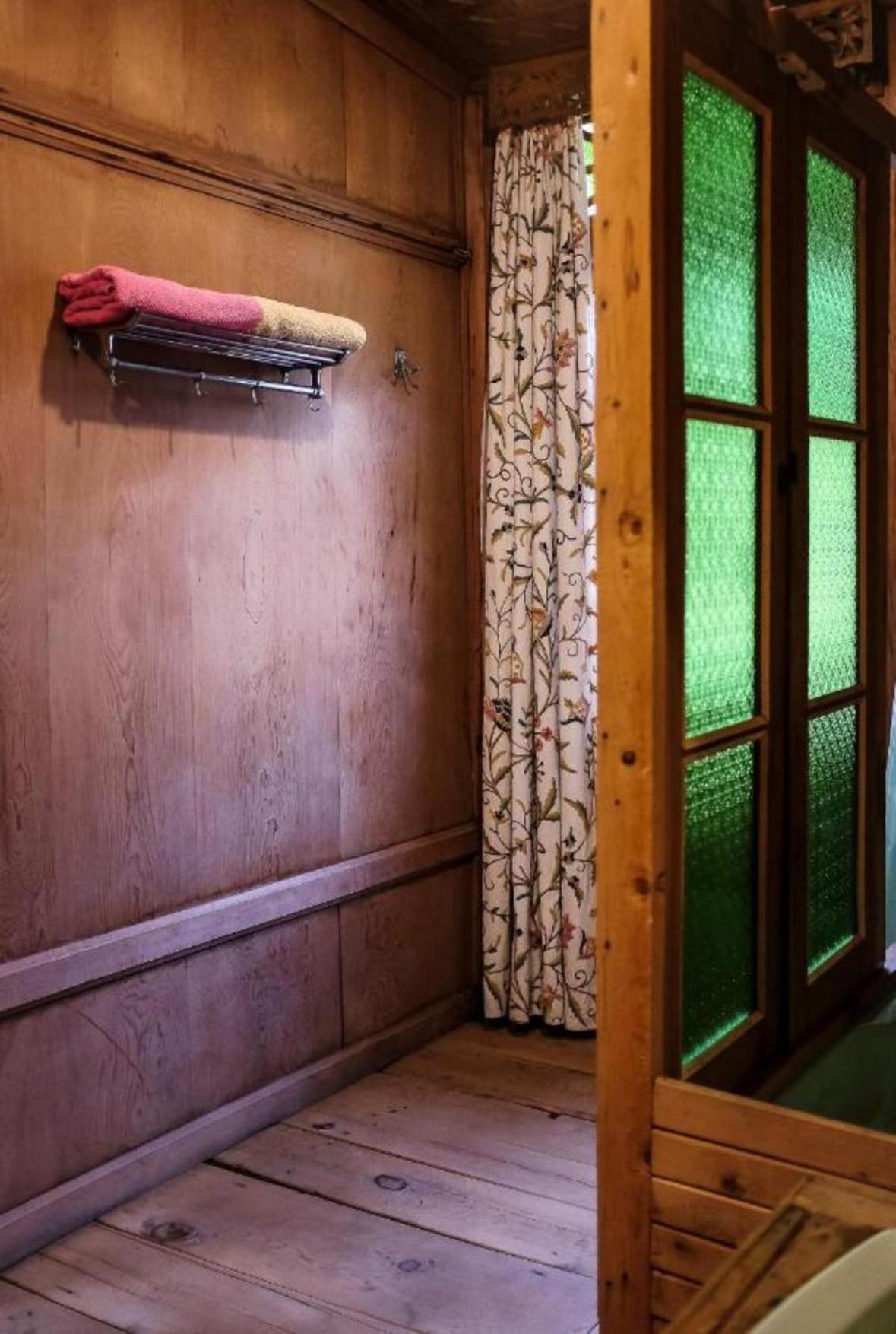 Omar Khayyam Houseboat Retreat And Favela Headrooms Guest house Srinagar (Jammu and Kashmir)