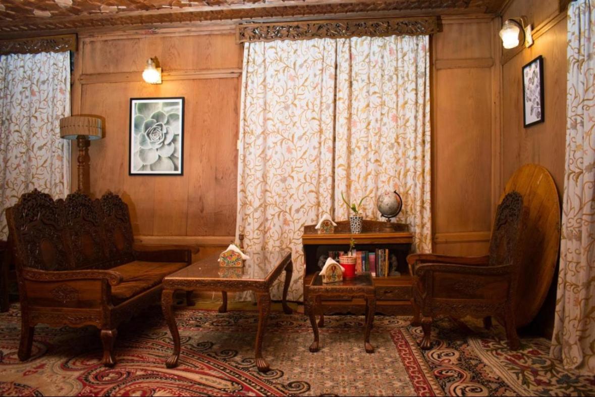 Omar Khayyam Houseboat Retreat And Favela Headrooms 3* Srinagar (Jammu and Kashmir)