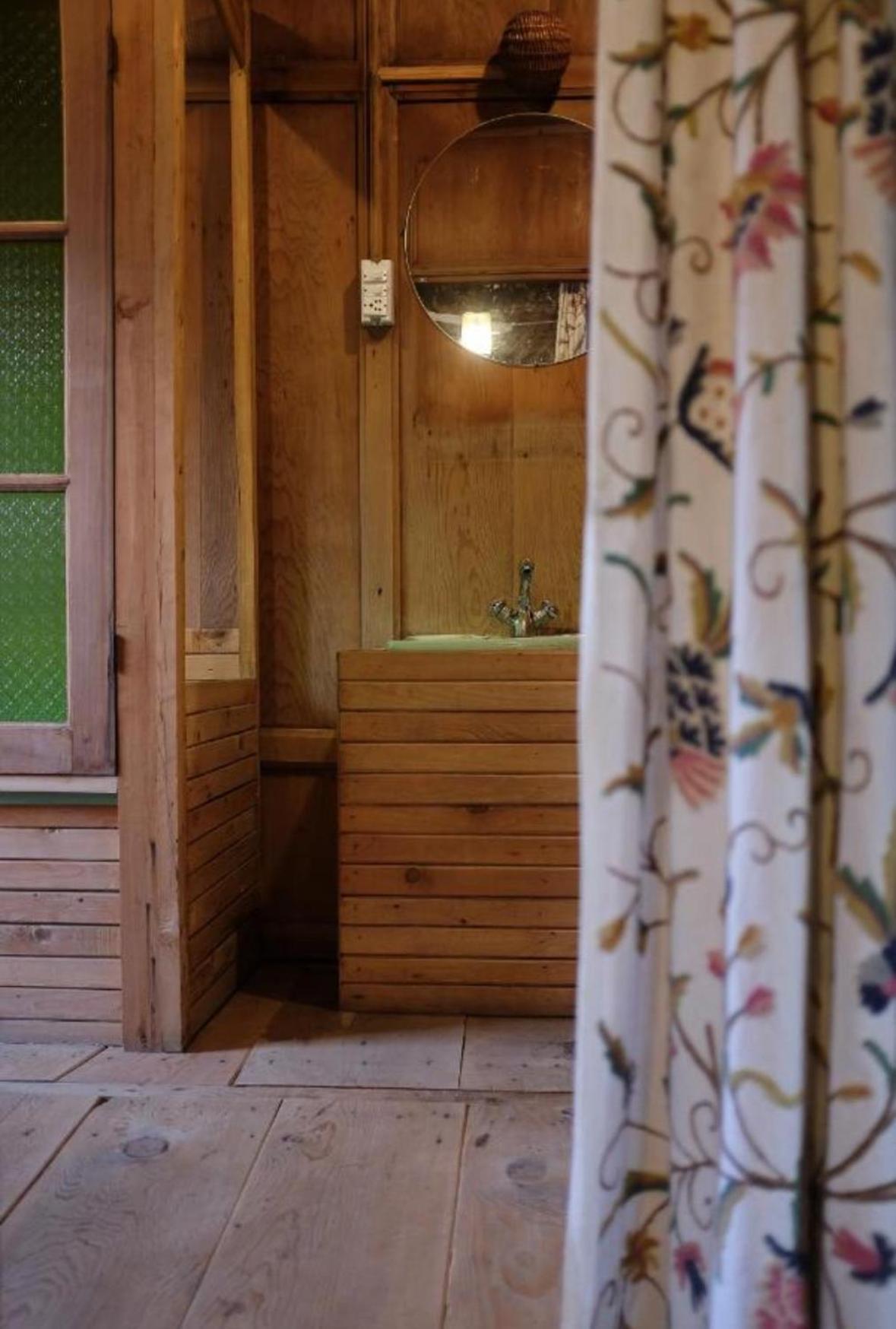 Omar Khayyam Houseboat Retreat And Favela Headrooms 3* Srinagar (Jammu and Kashmir)