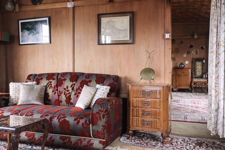 Omar Khayyam Houseboat Retreat And Favela Headrooms Guest house 3*