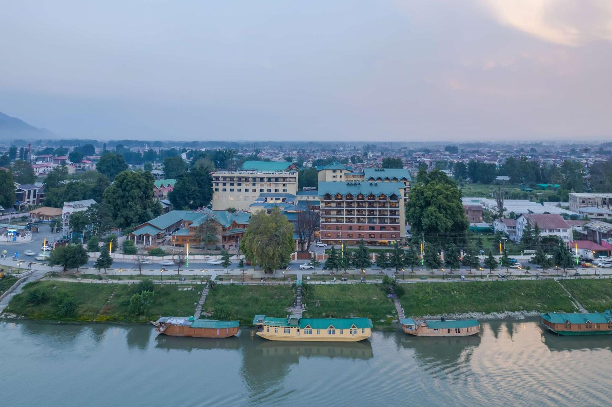 Radisson Collection & Spa, Riverfront 5* Srinagar (Jammu and Kashmir)