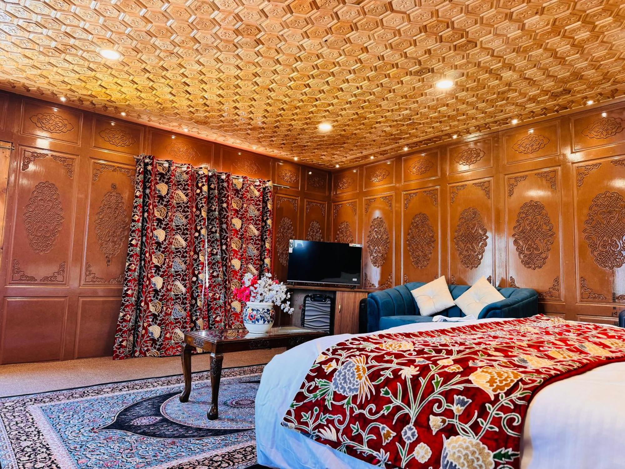 Hotel Hayat Group Of Houseboats 4*