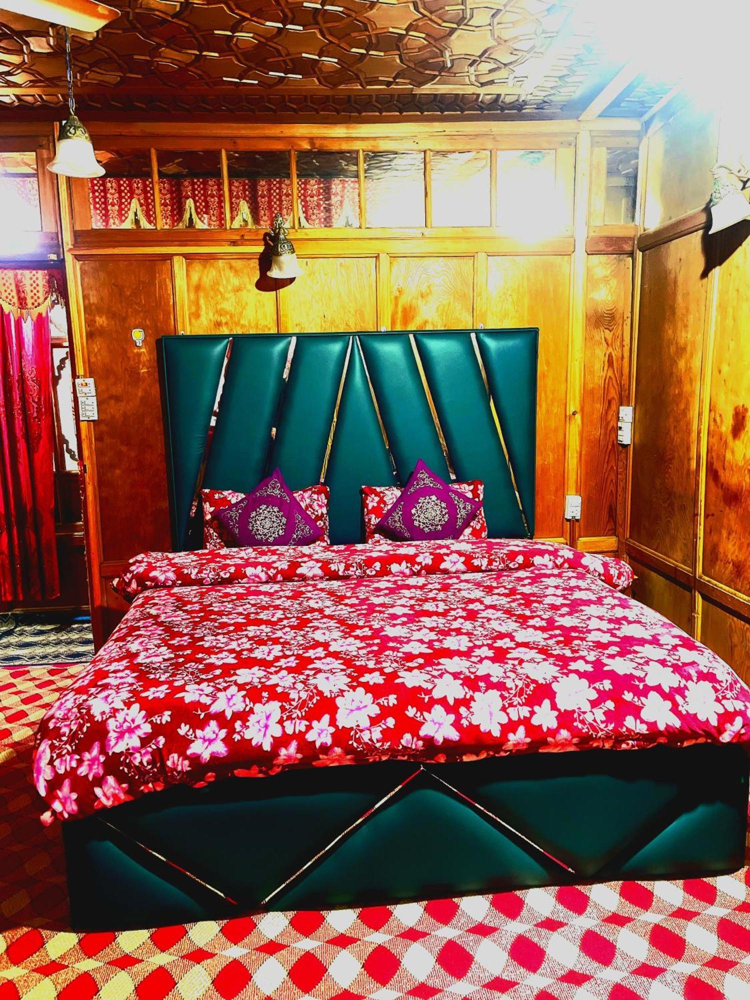 Heritage New Moon Group Of Houseboat Hotel Srinagar (Jammu and Kashmir)