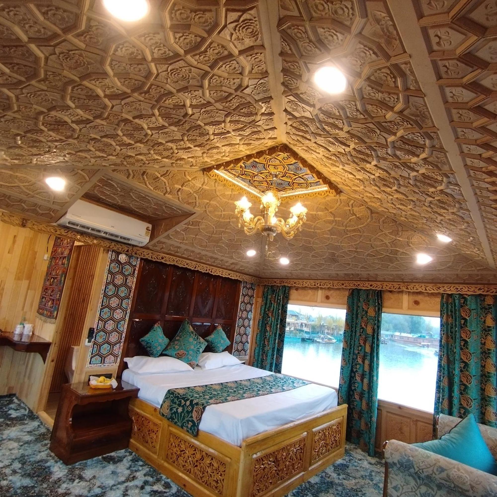Luxury By Sp Group Of Houseboats Hotel