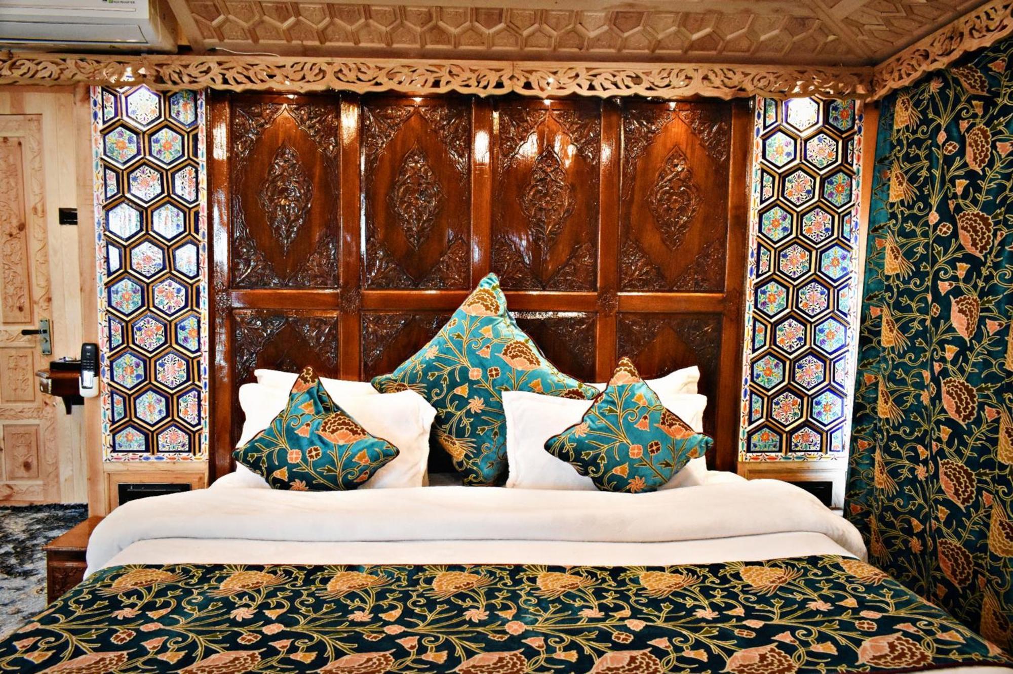Hotel Luxury By Sp Group Of Houseboats 5*