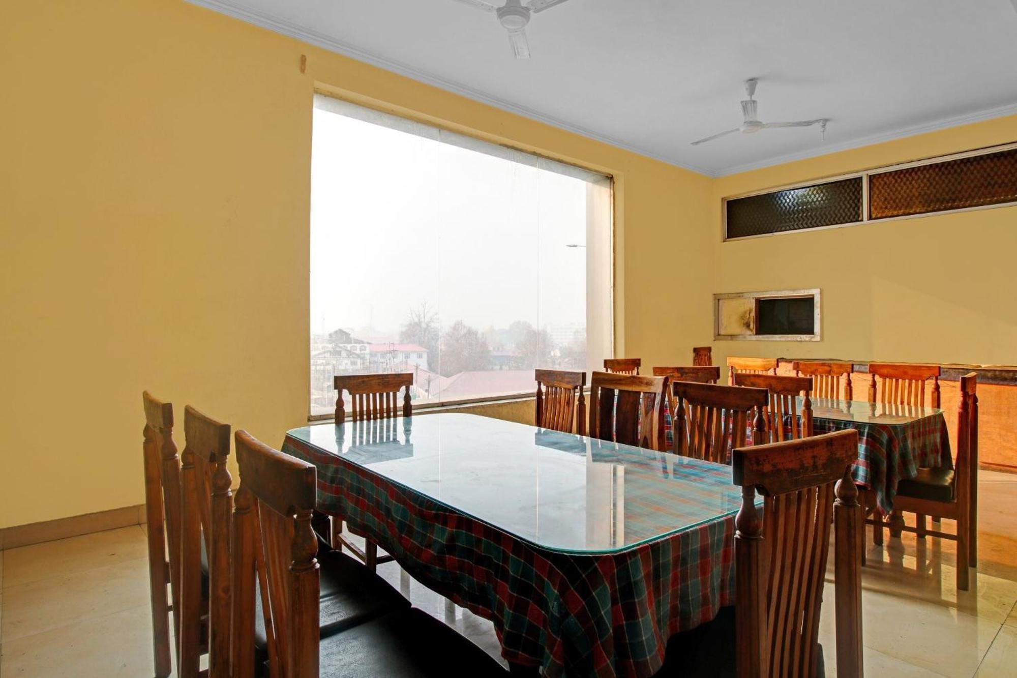 Hotel O 84461 Shaani Srinagar (Jammu and Kashmir)