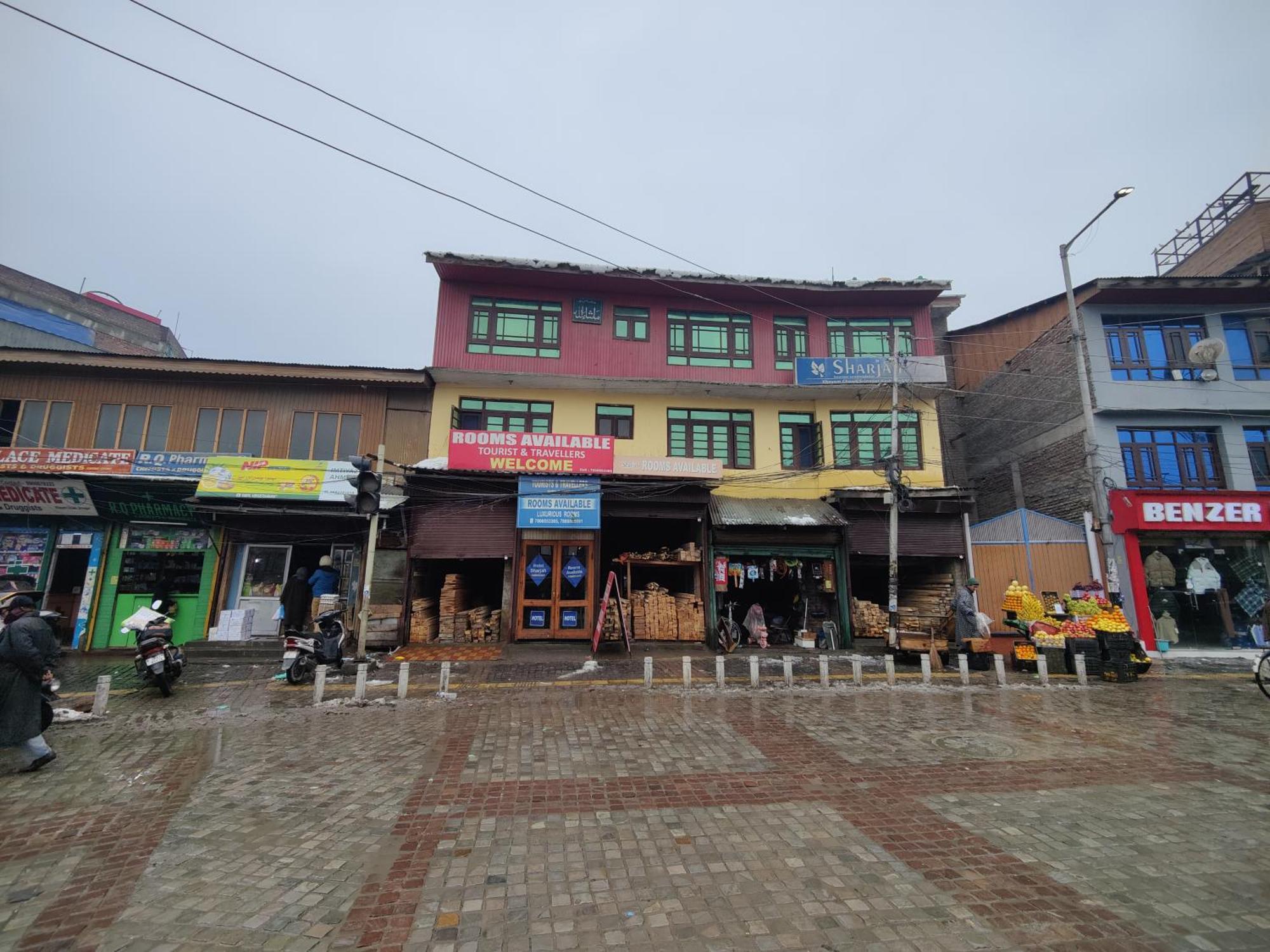 Hotel Sharjah Kashmir *