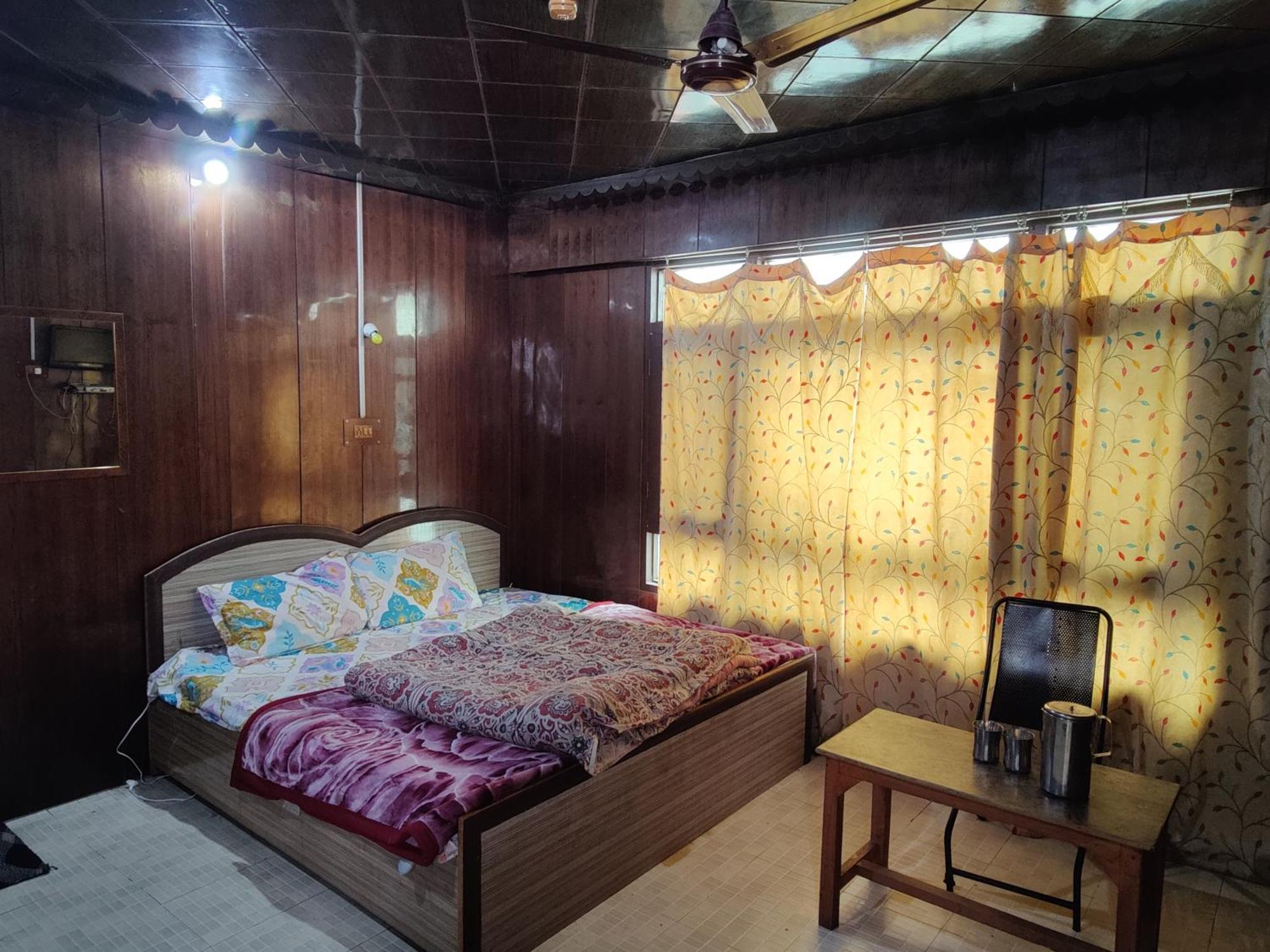 Hotel Sharjah Kashmir *