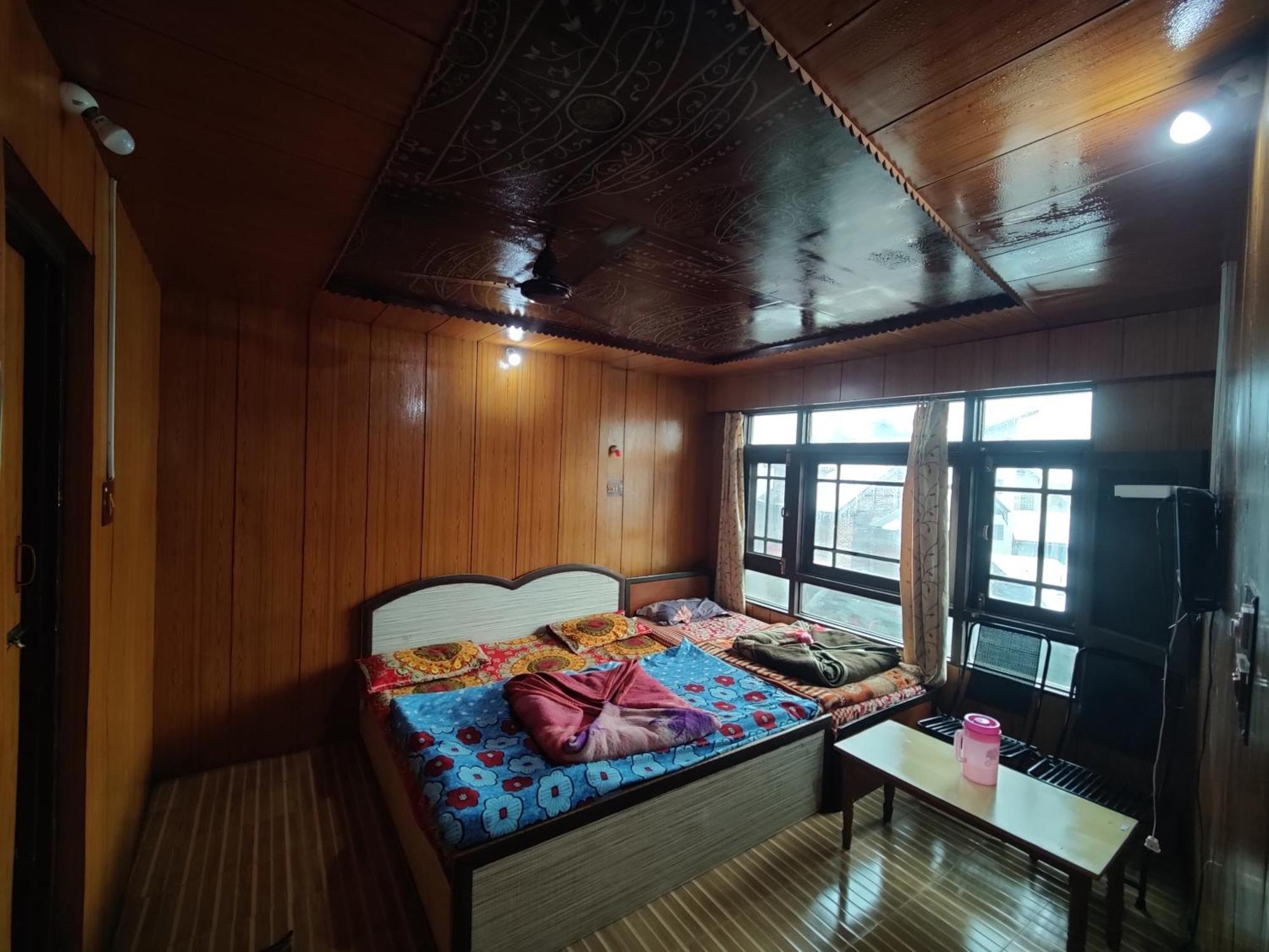 Sharjah Kashmir Hotel Srinagar (Jammu and Kashmir)