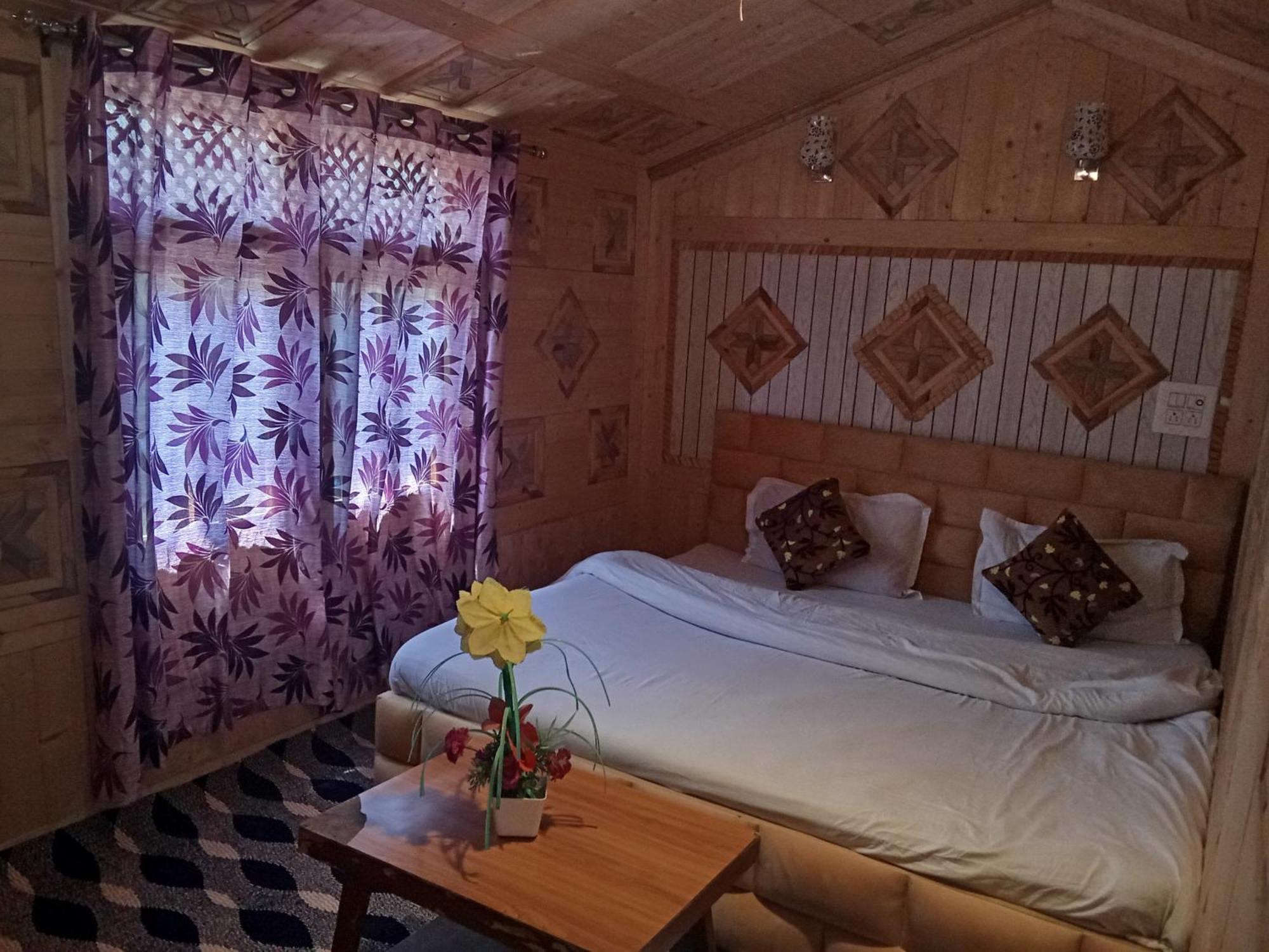 The Quebec Houseboats 4*
