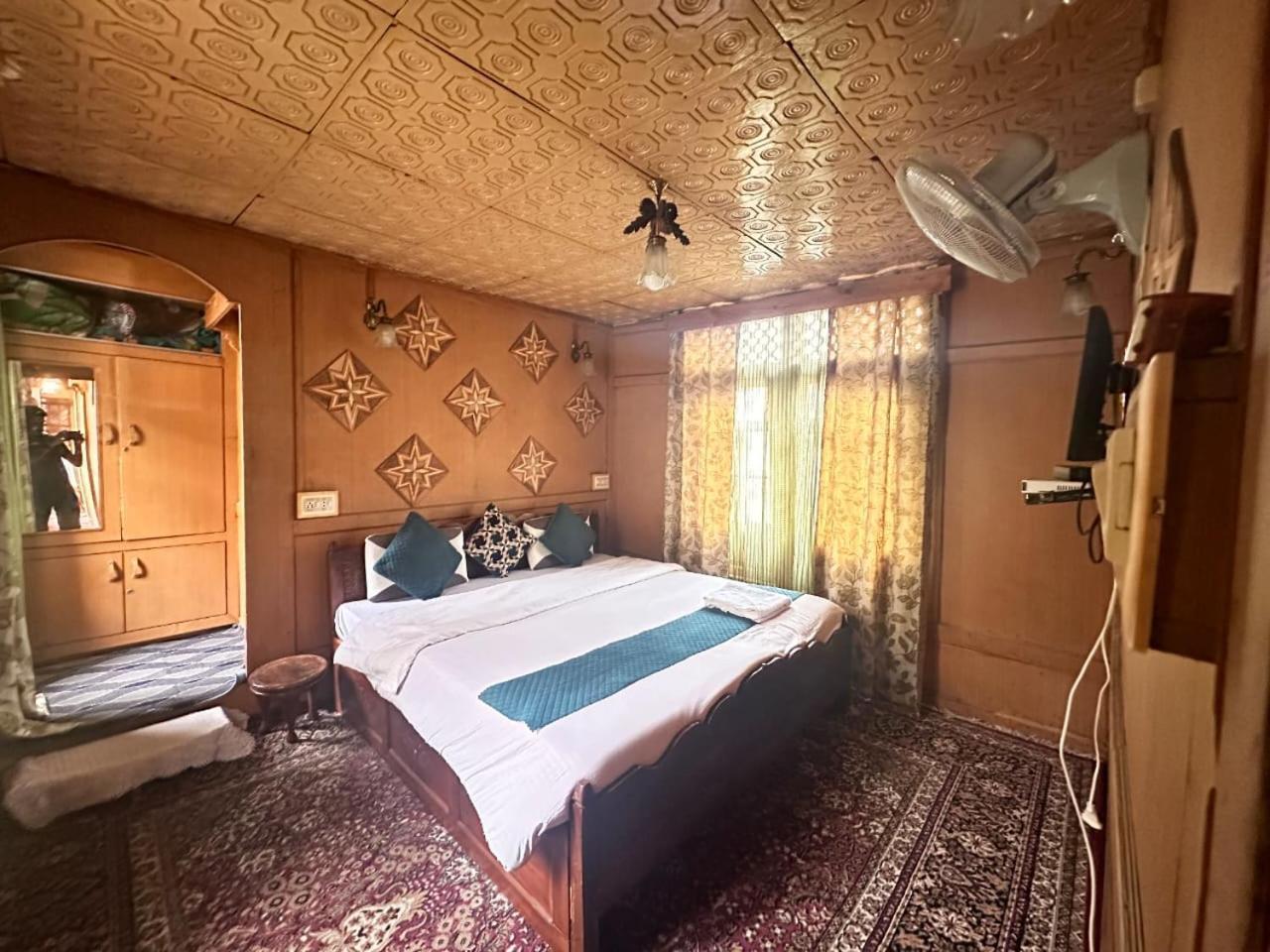 The Quebec Houseboats Srinagar (Jammu and Kashmir)